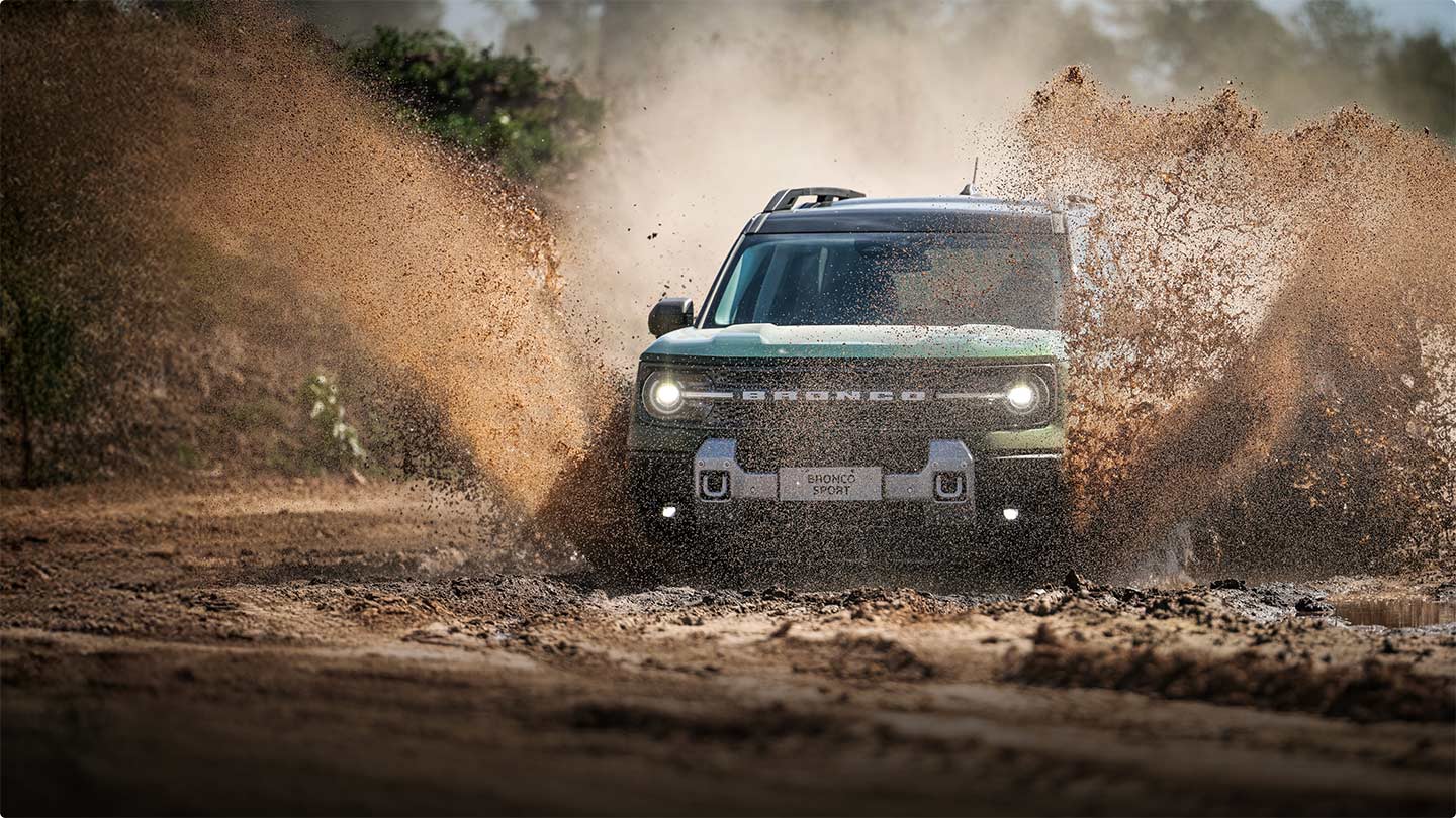 Ford Bronco Sport recorriendo camino de tierra en estilo de vida activo y aventurero