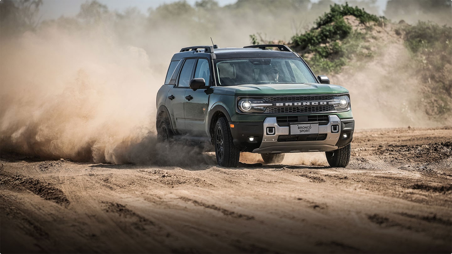 Ford Bronco Sport en zona montañosa levantando polvo en terreno off-road