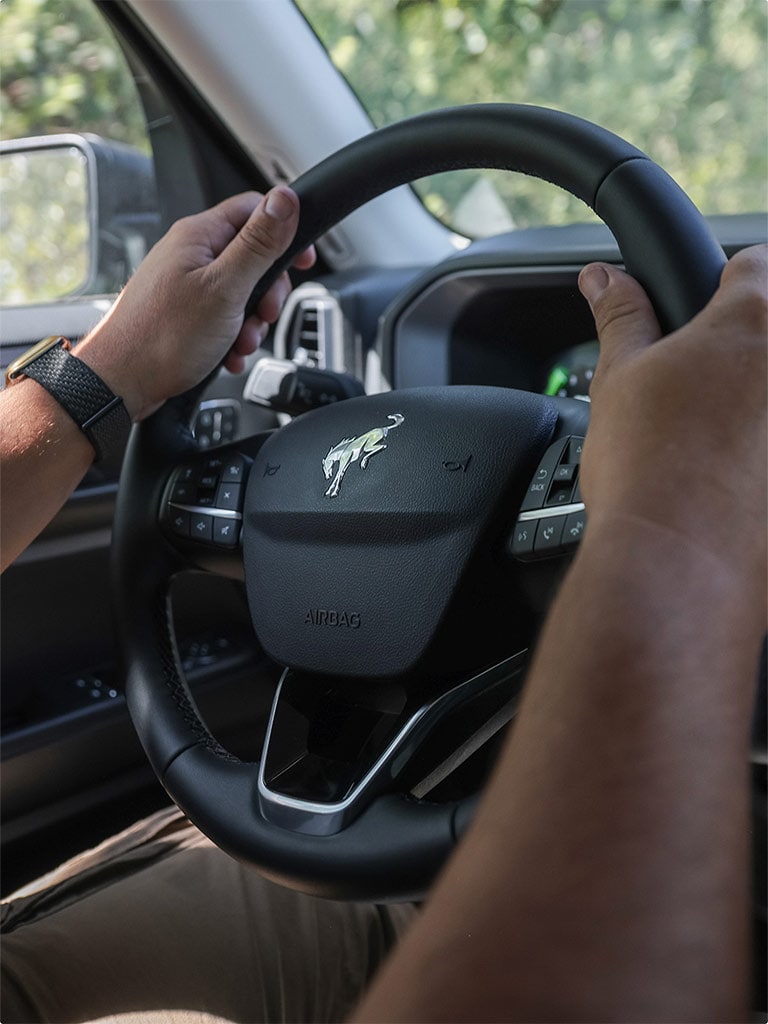 Interior del Ford Bronco Sport con volante y panel de instrumentos
