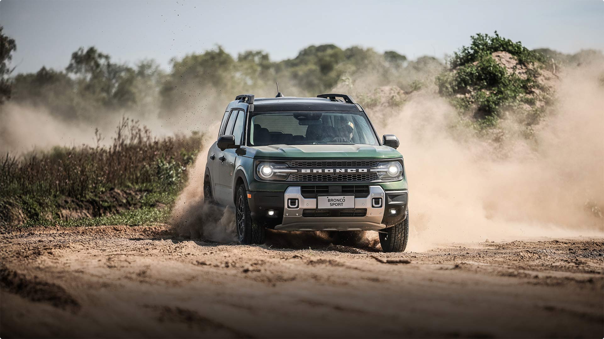 Ford Bronco Sport en aventura con paisaje natural como fondo