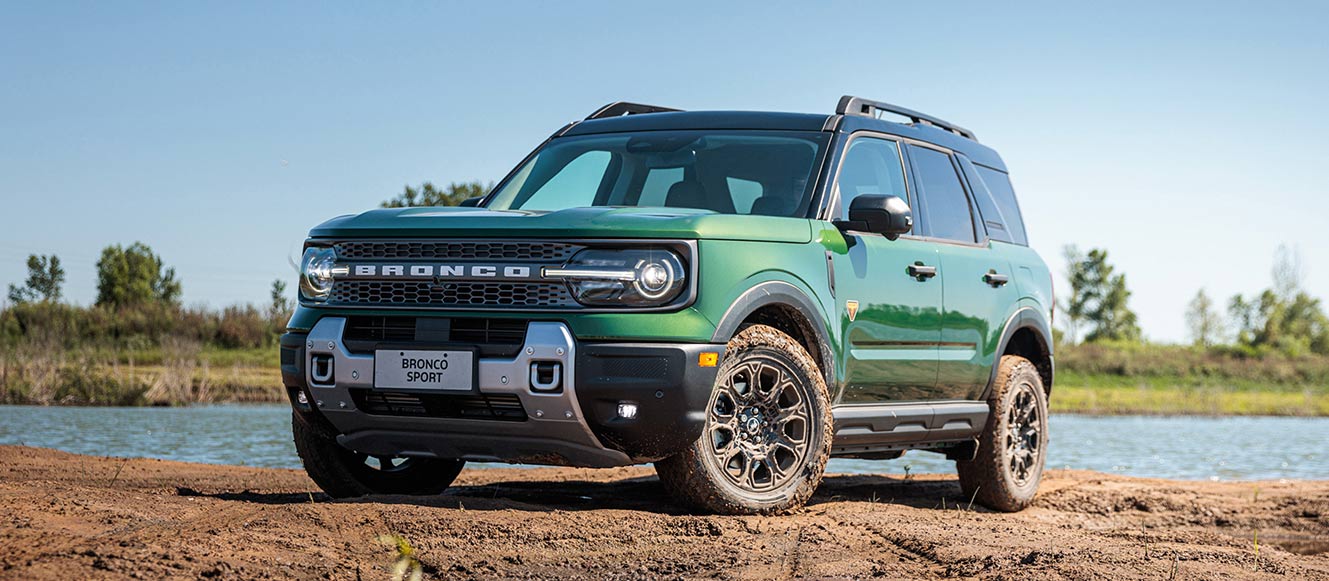 Ford Bronco Sport en aventura con paisaje natural como fondo