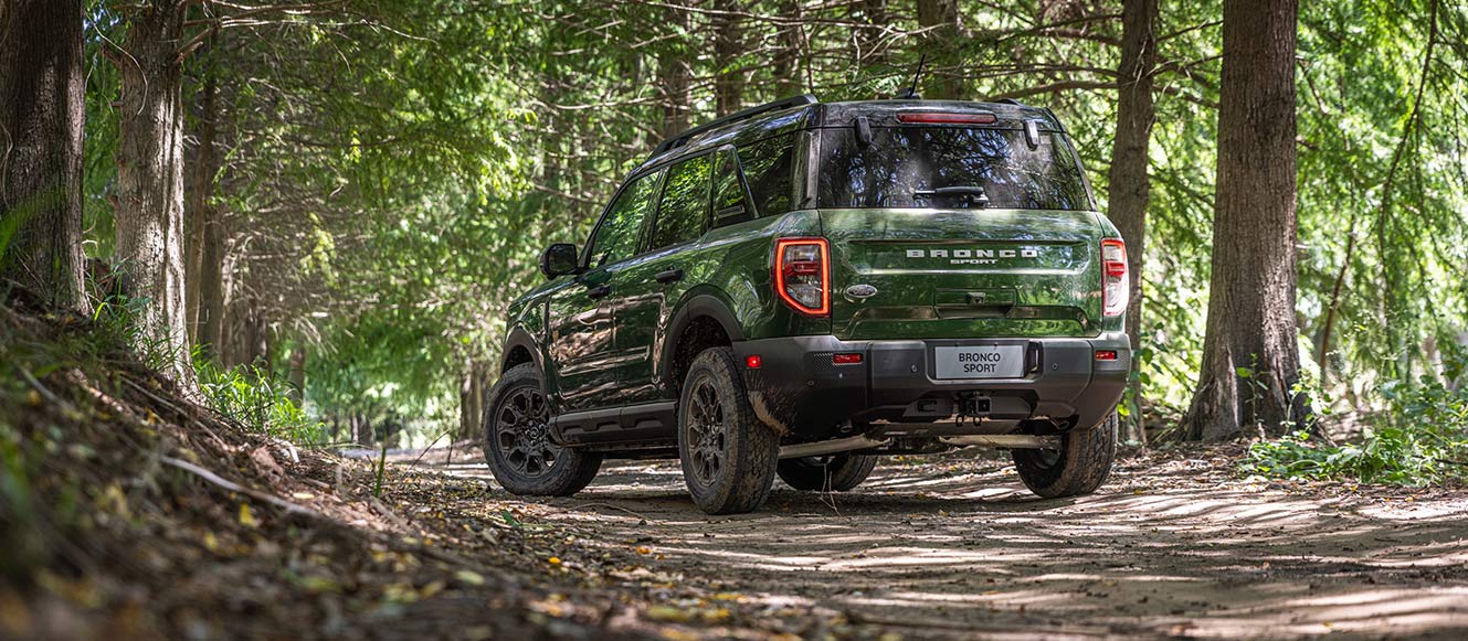 Vista posterior de la Ford Bronco Sport en terreno con vegetación