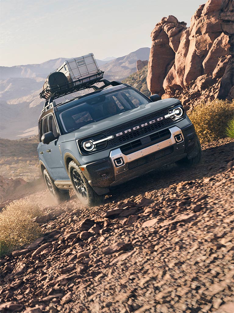 Ford Bronco Sport Badlands azul durante recorrido off-road