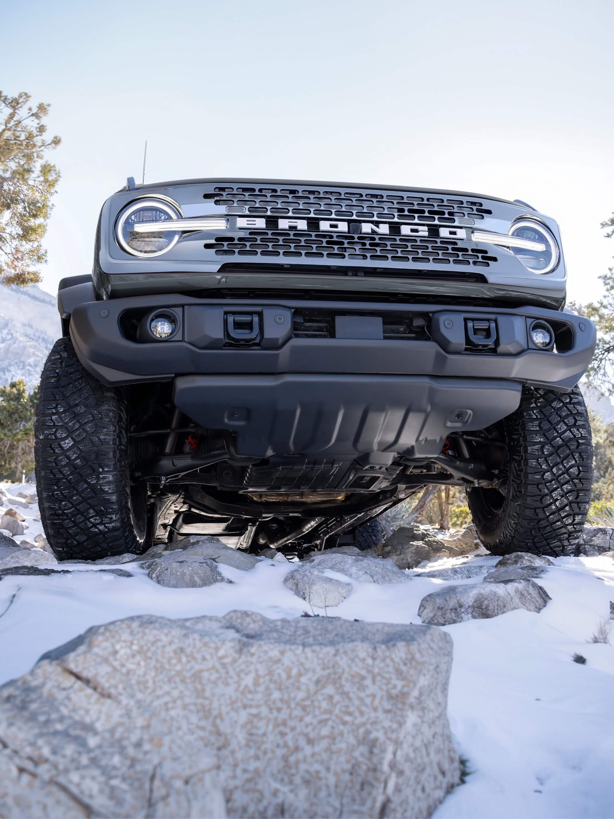 Ford Bronco Badlands, vista frontal con detalle en la parrilla