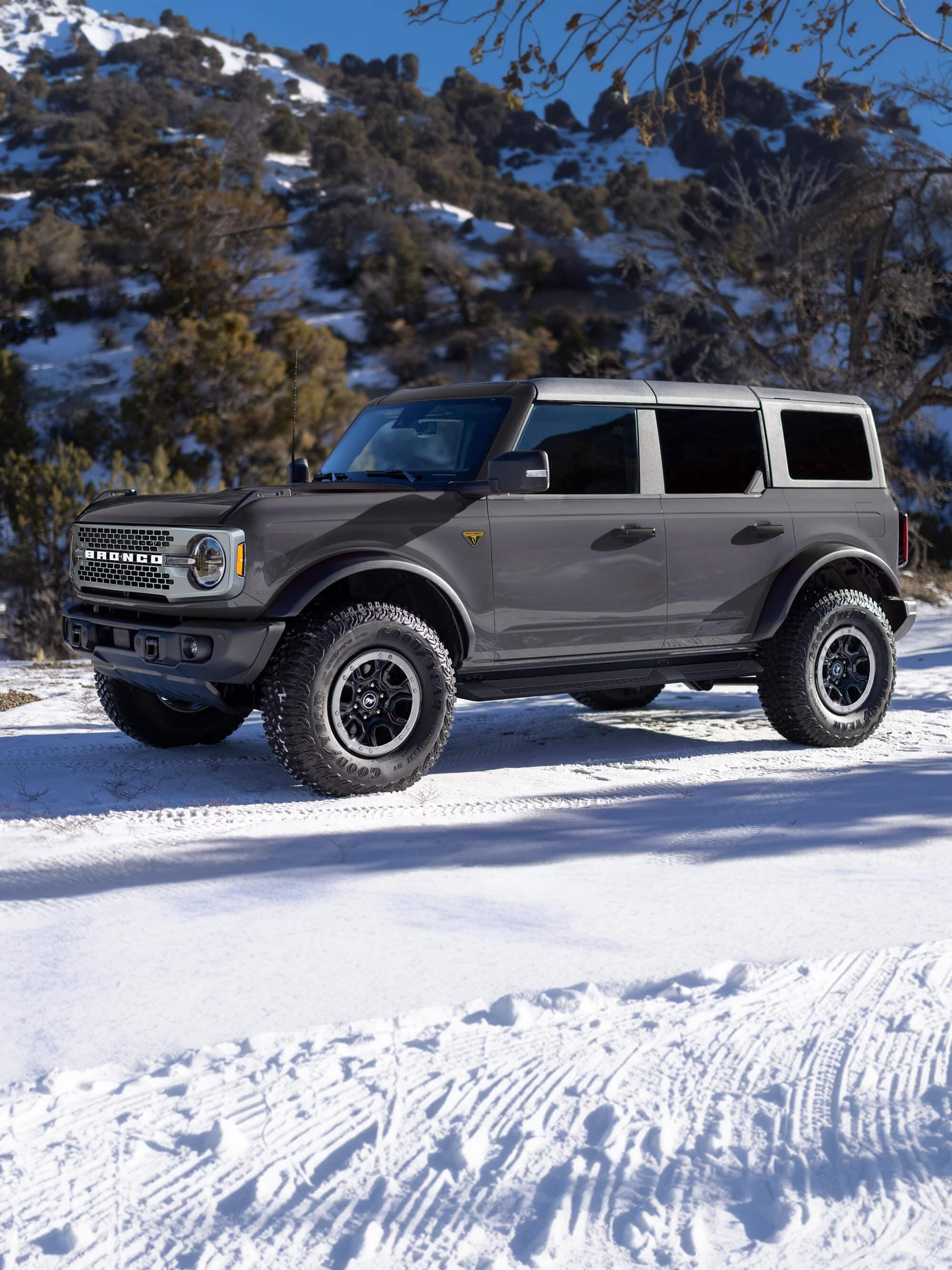 Ford Bronco Badlands de color gris sobre la nieve