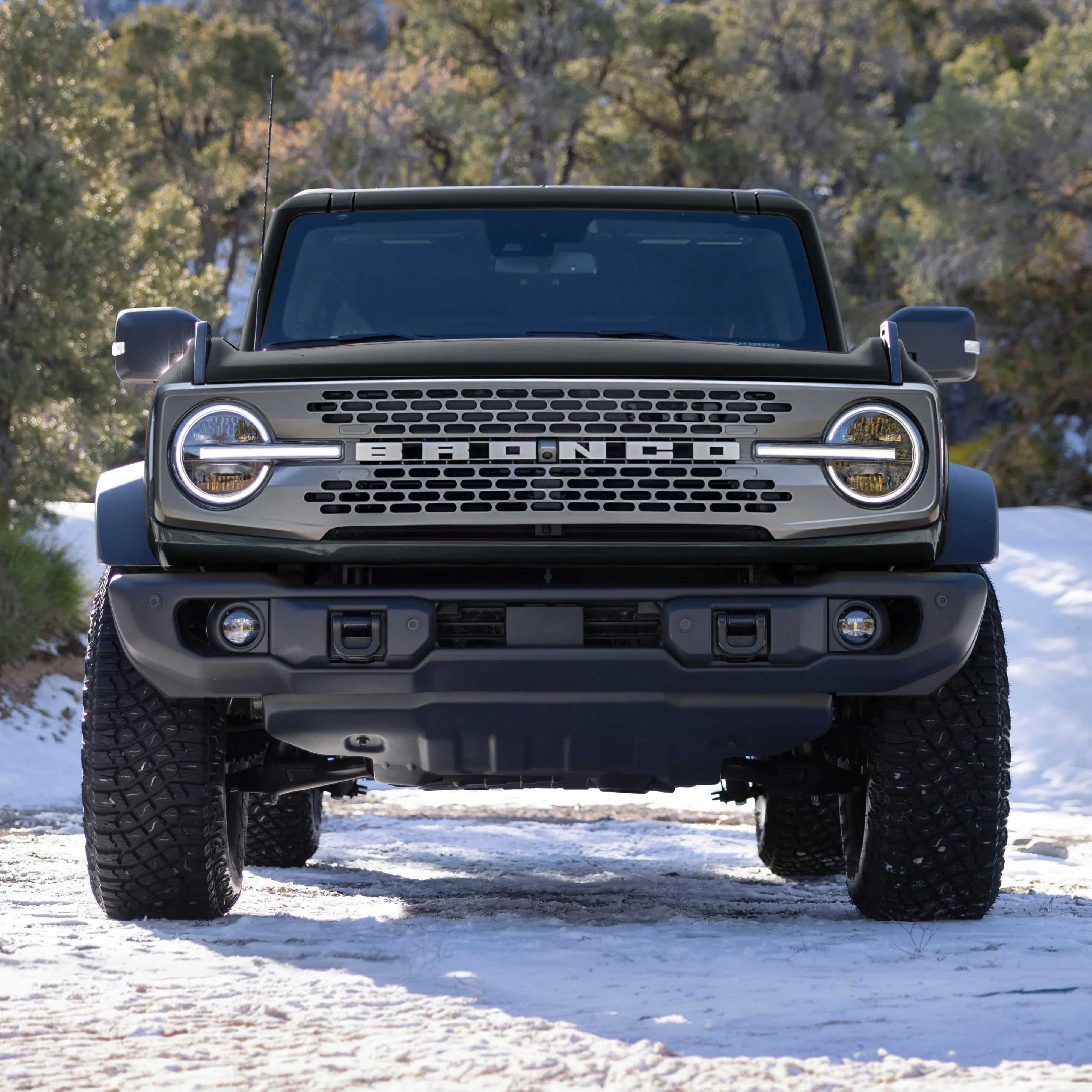 Detalle frontral de la Ford Bronco en terreno nevado