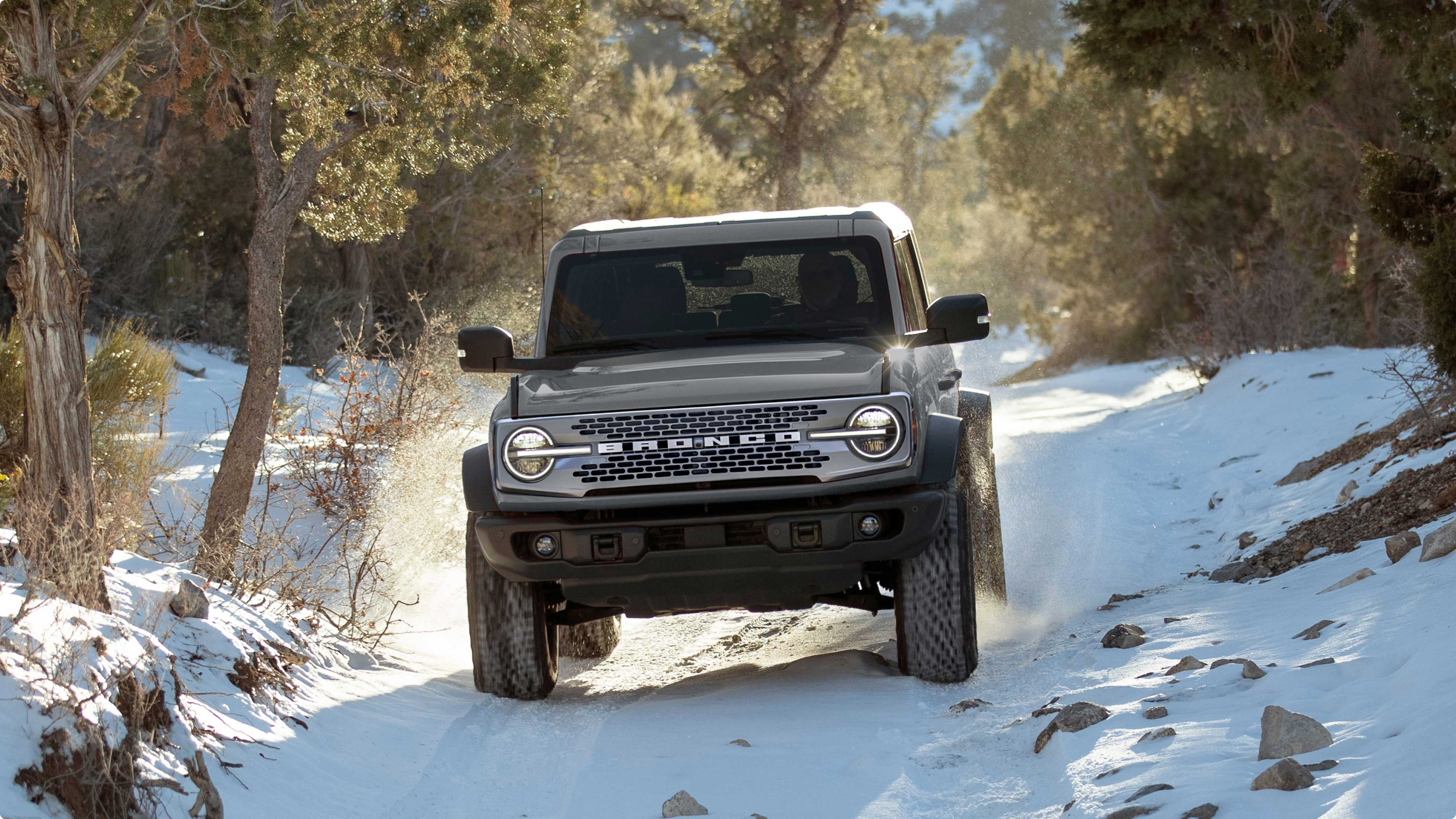 Vista frontal de la Ford Bronco en terreno nevado