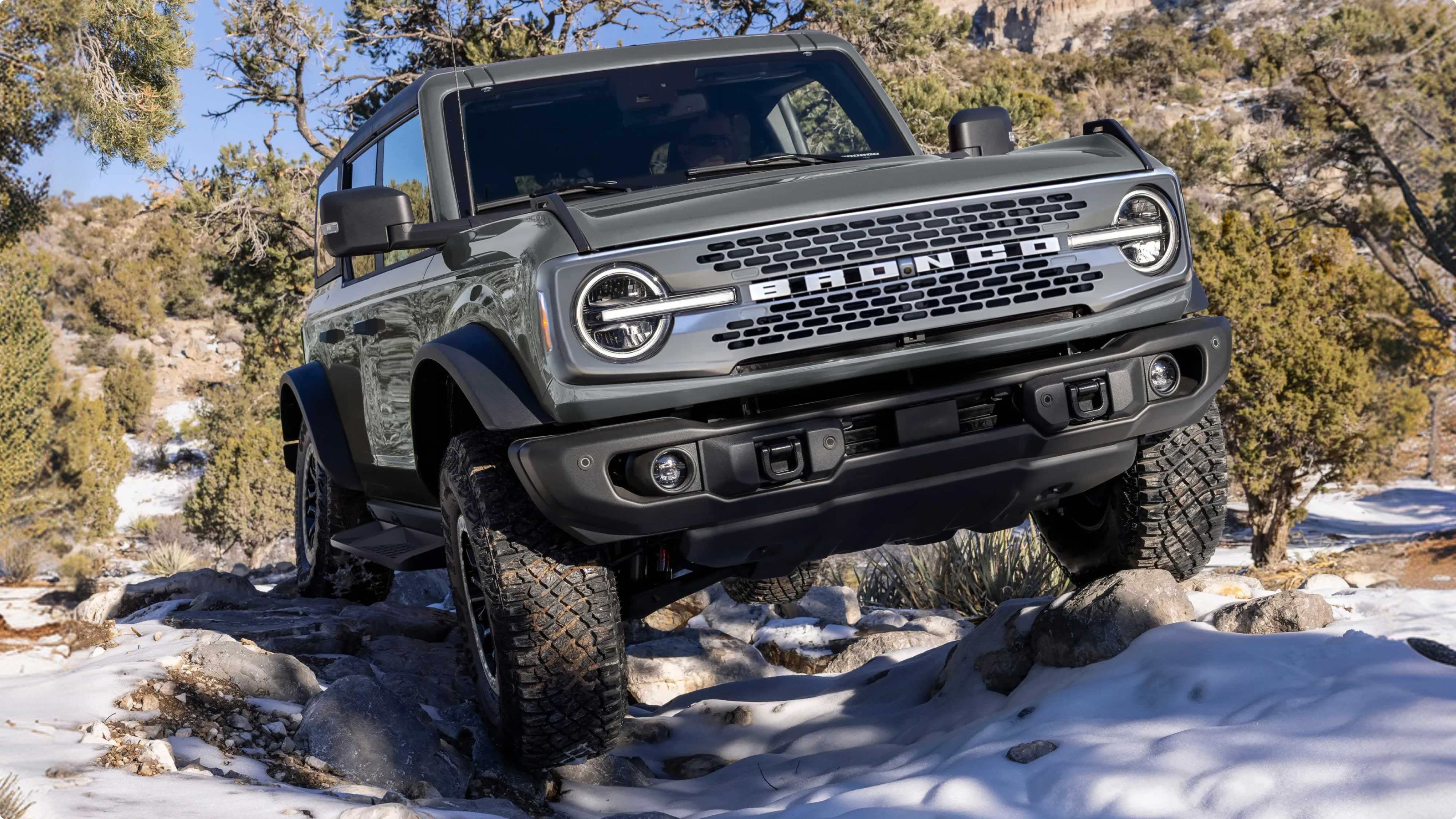 Detalle de la parrilla de la Ford Bronco en terreno nevado