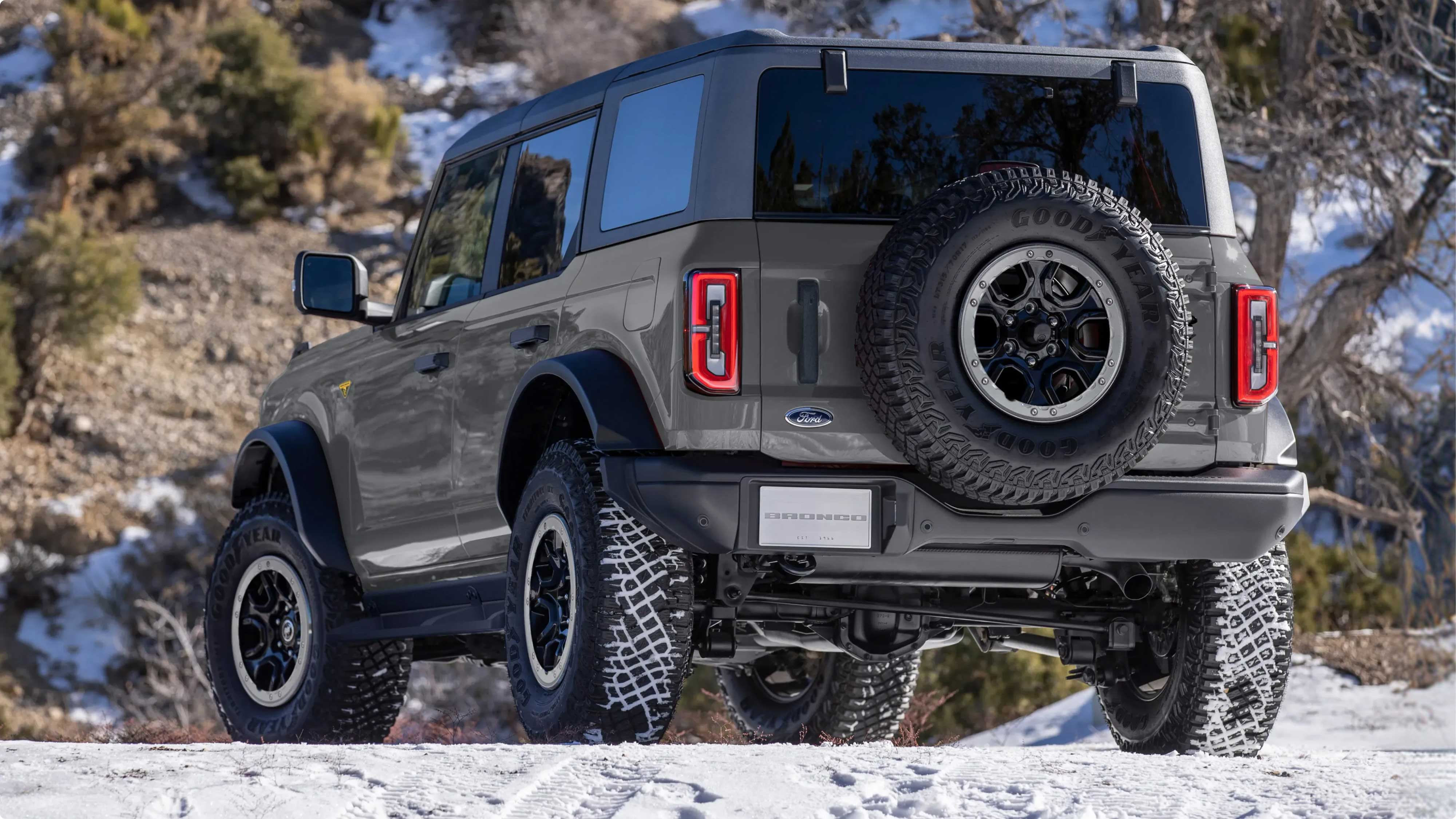 Vista posterior de la Ford Bronco en terreno nevado