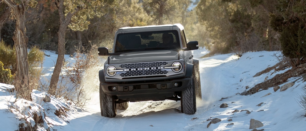Vista frontal de la Ford Bronco en terreno nevado