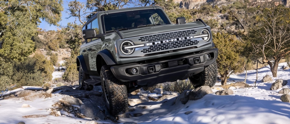 Detalle de la parrilla de la Ford Bronco en terreno nevado