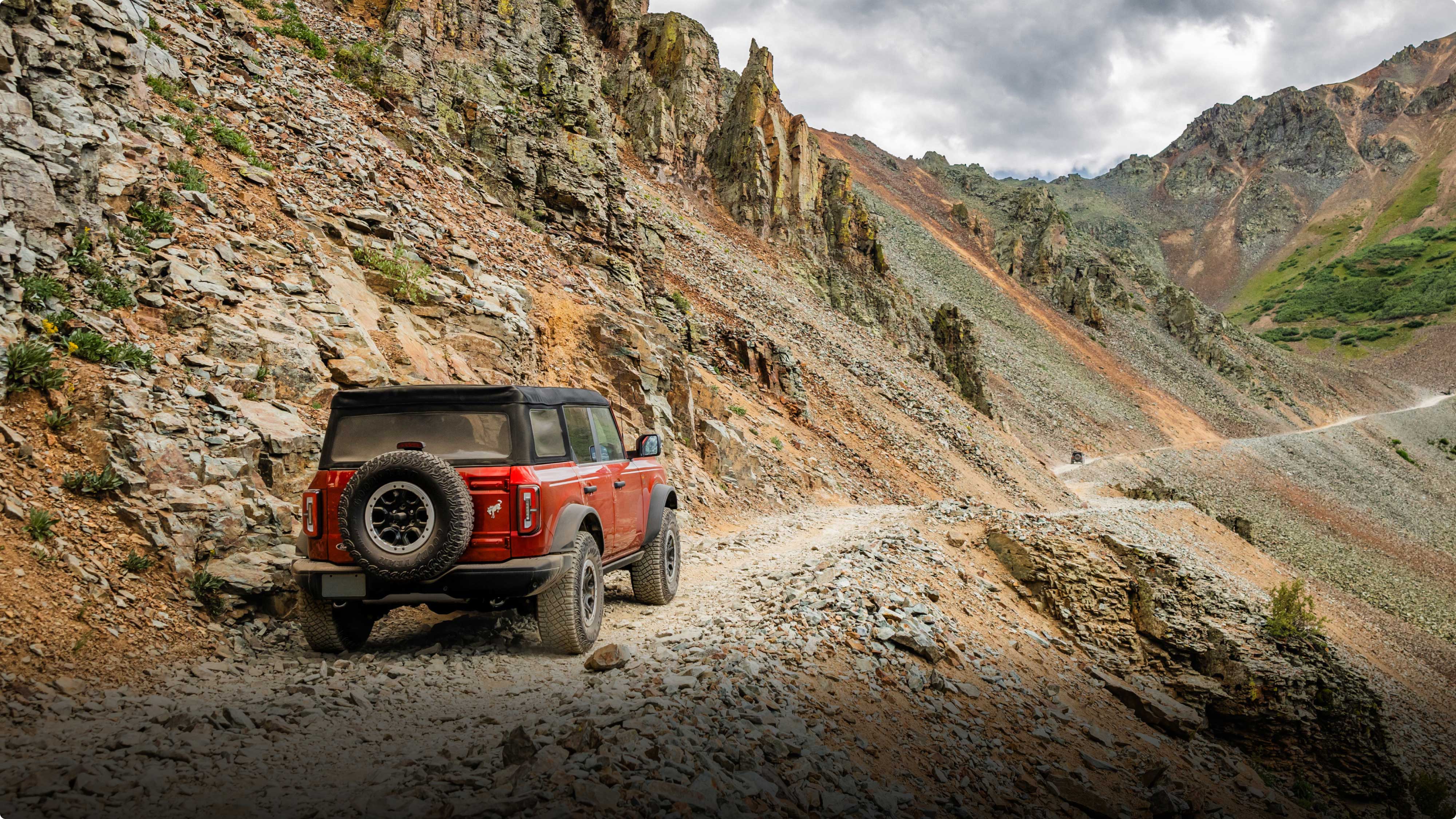 Ford Bronco en terreno rocoso