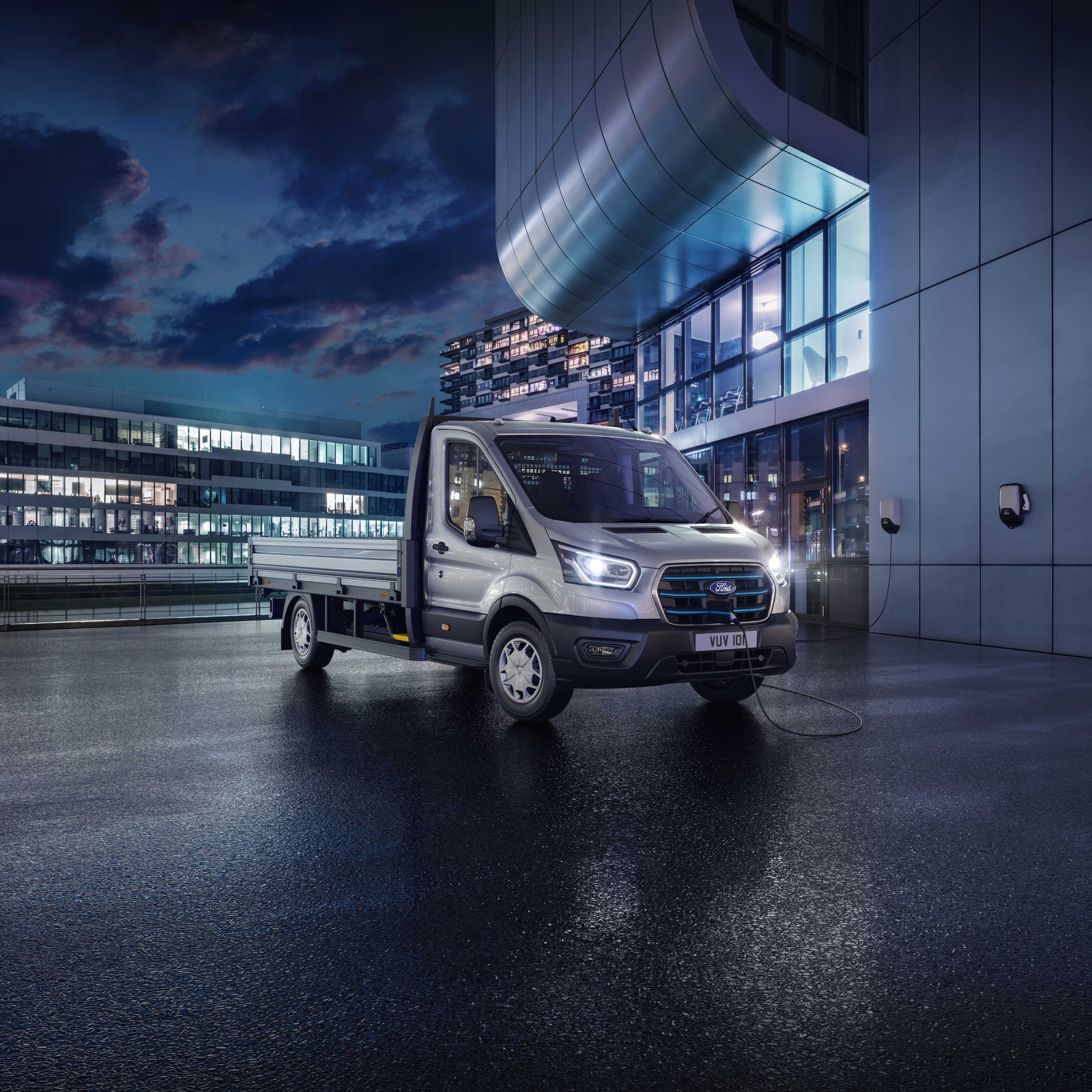 Ford E-Transit Chasis estacionada
