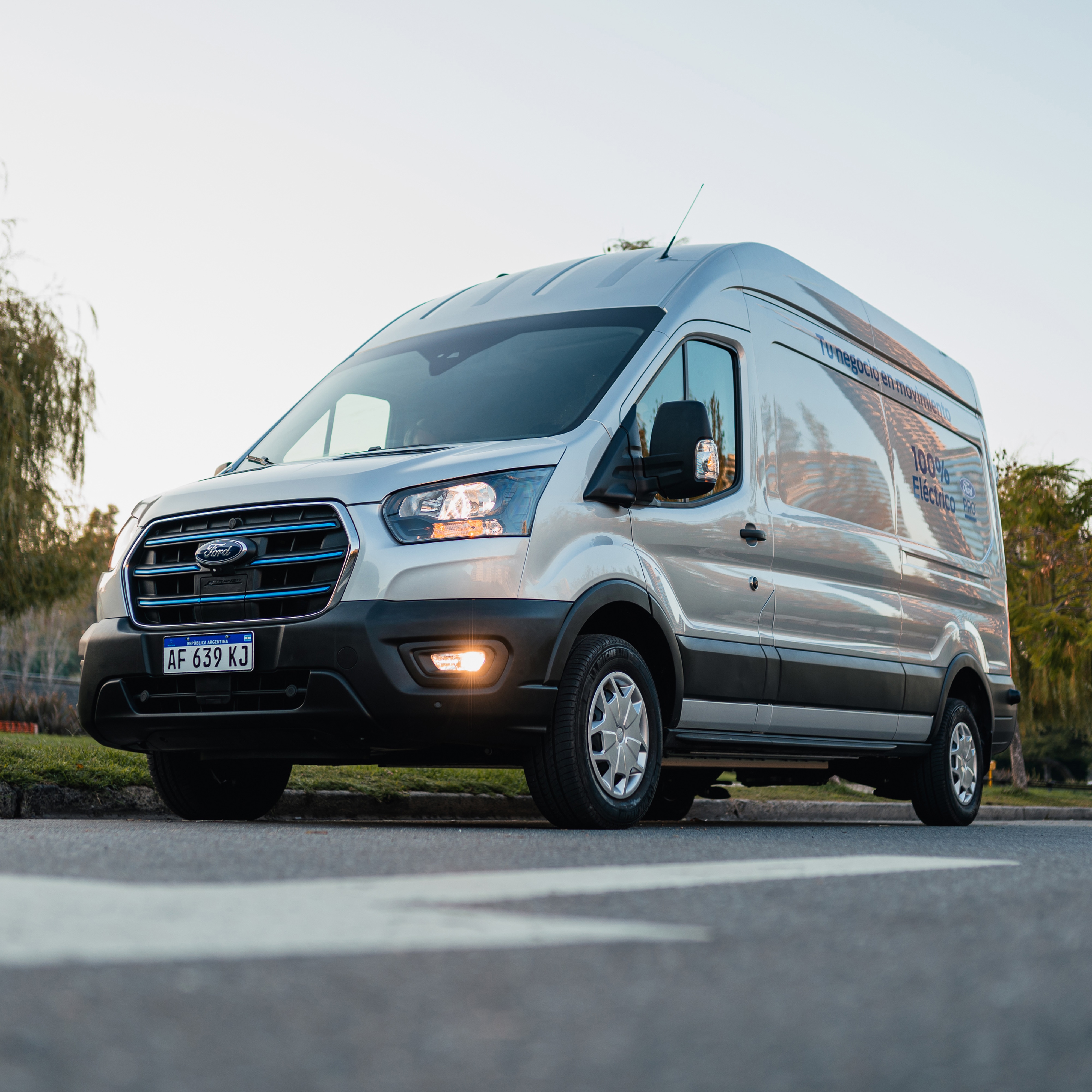 Ford E-Transit Van con las luces frontales encendidas