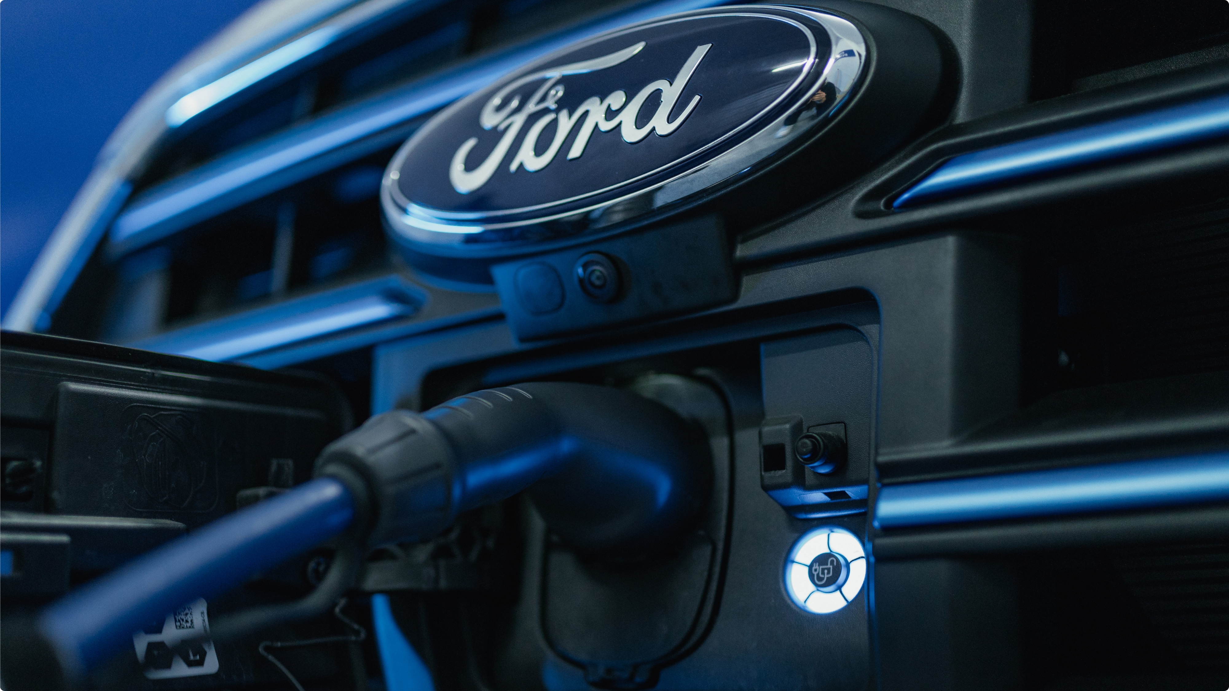 Puerto de carga en la parrilla de la Ford E-Transit Van