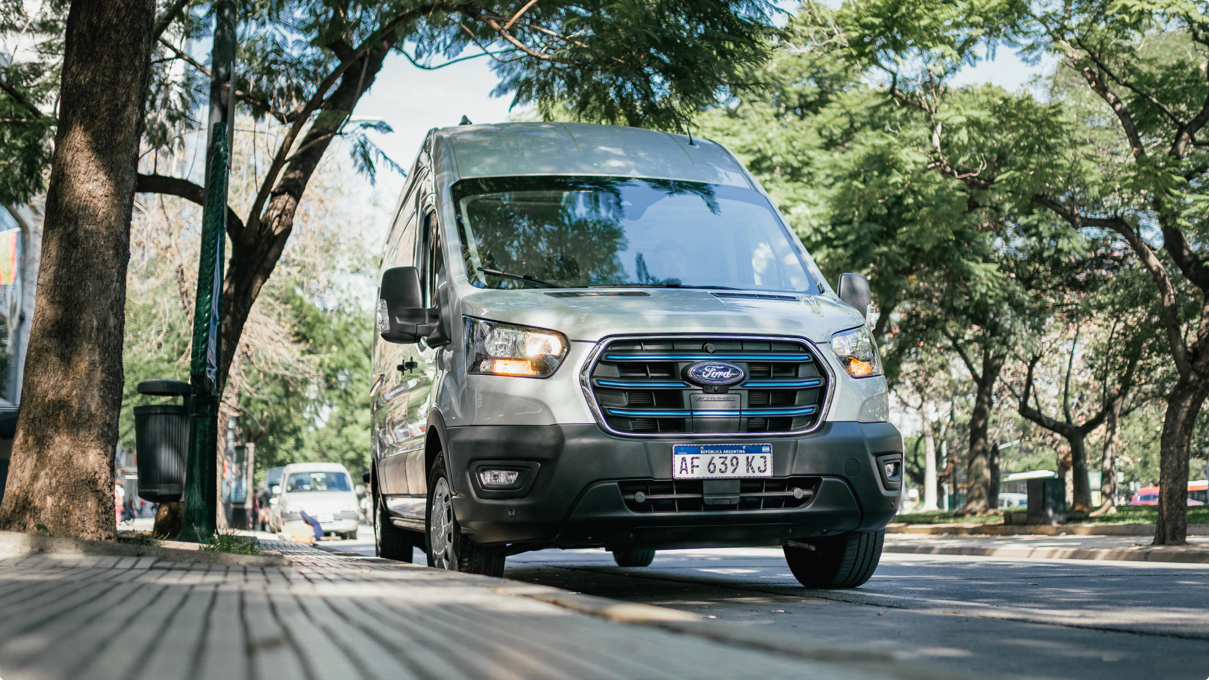 Ford E-Transit Van en color plata