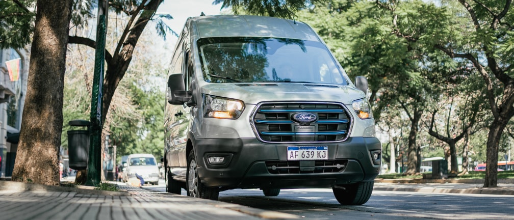 Ford E-Transit Van en color plata