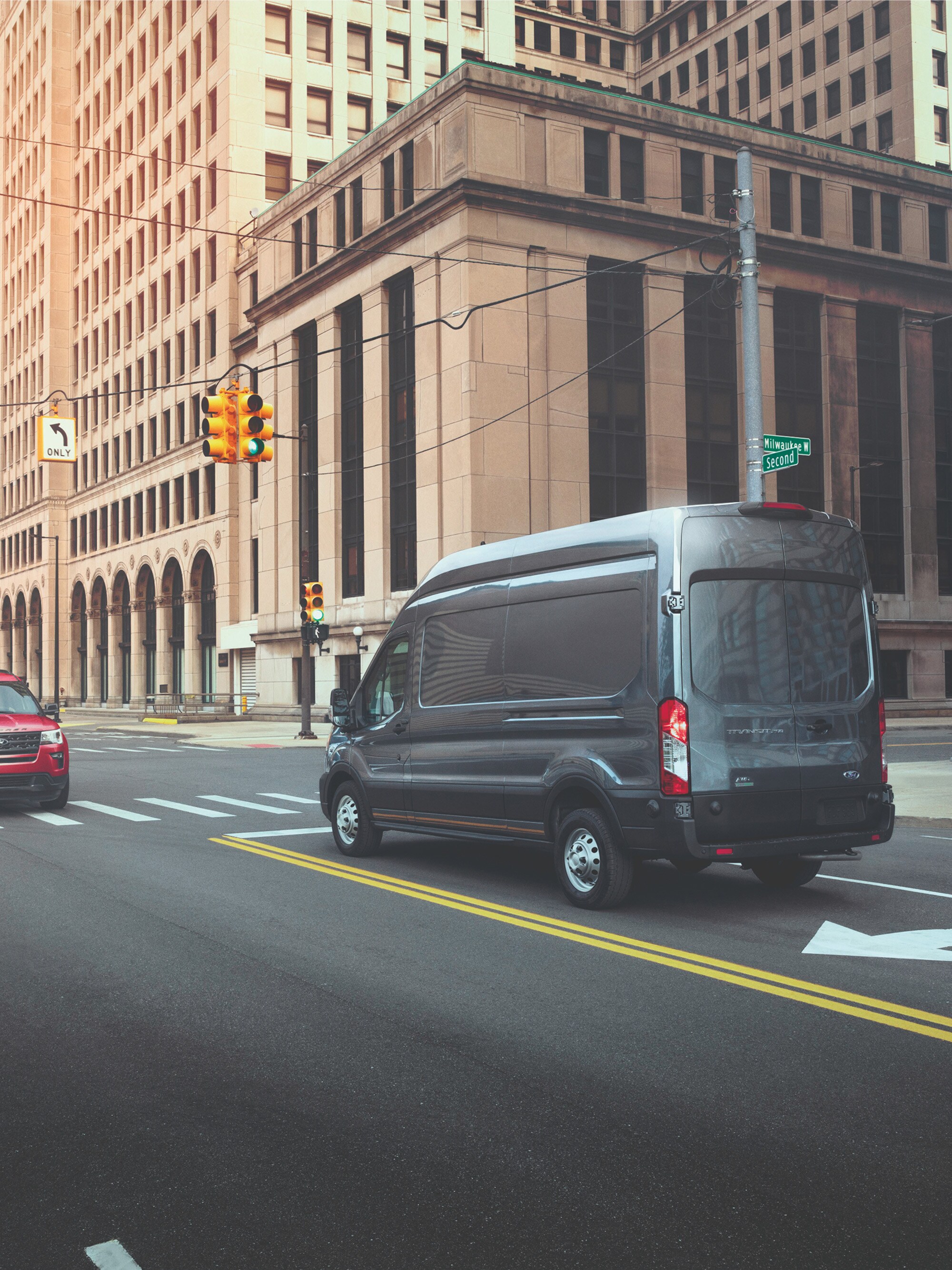Ford E-Transit Van color plata en entorno urbano