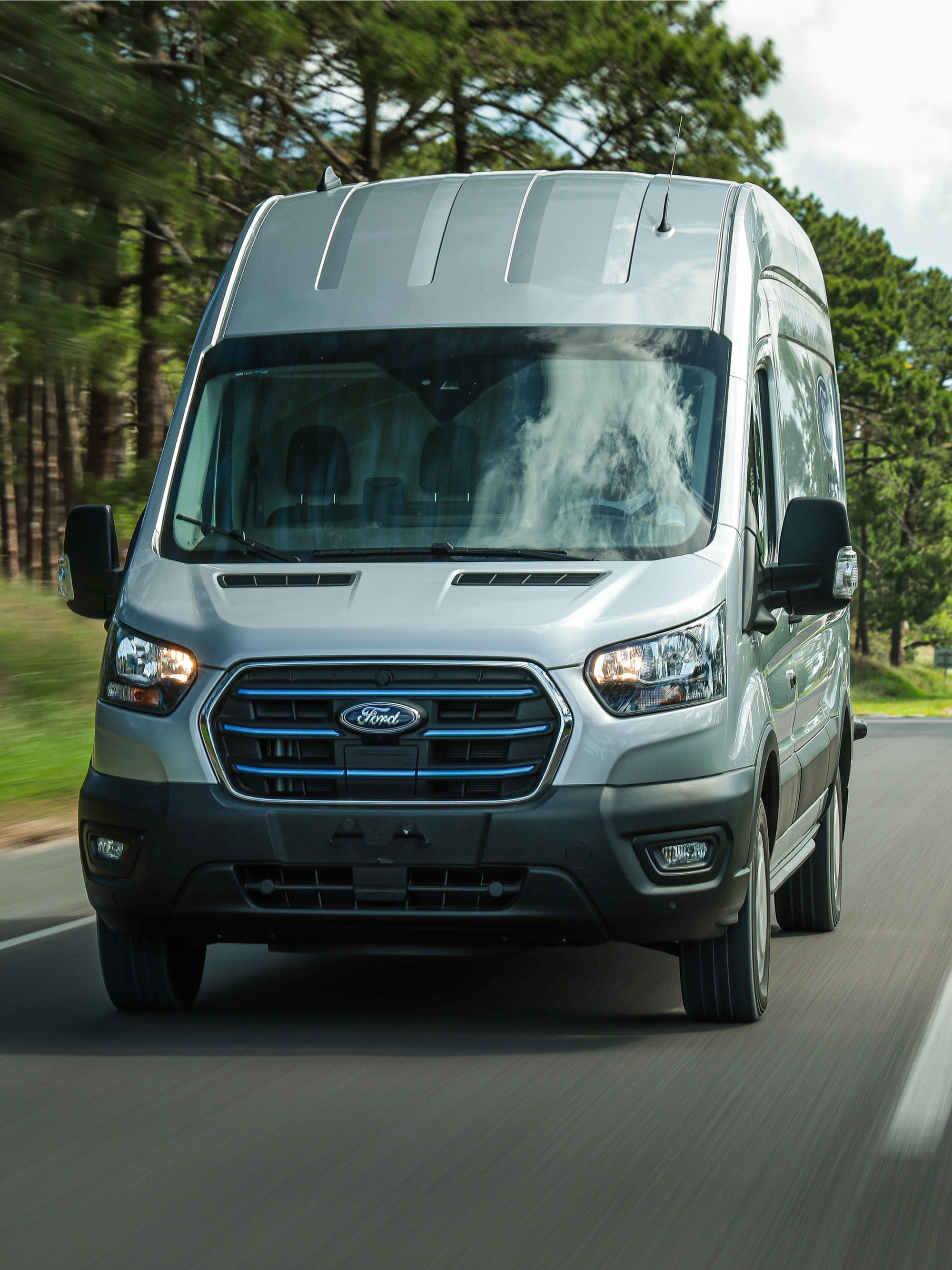Ford E-Transit Van circula con sistema de monitoreo de carril 