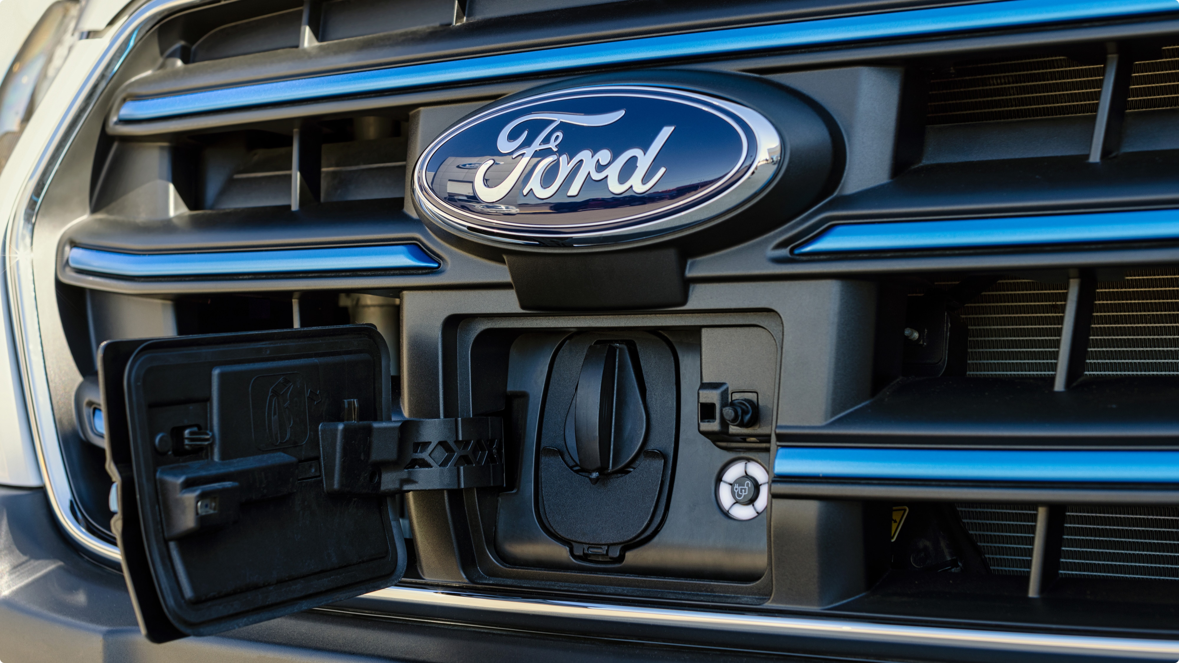 Puerto de carga al frente de la Ford E-Transit Van