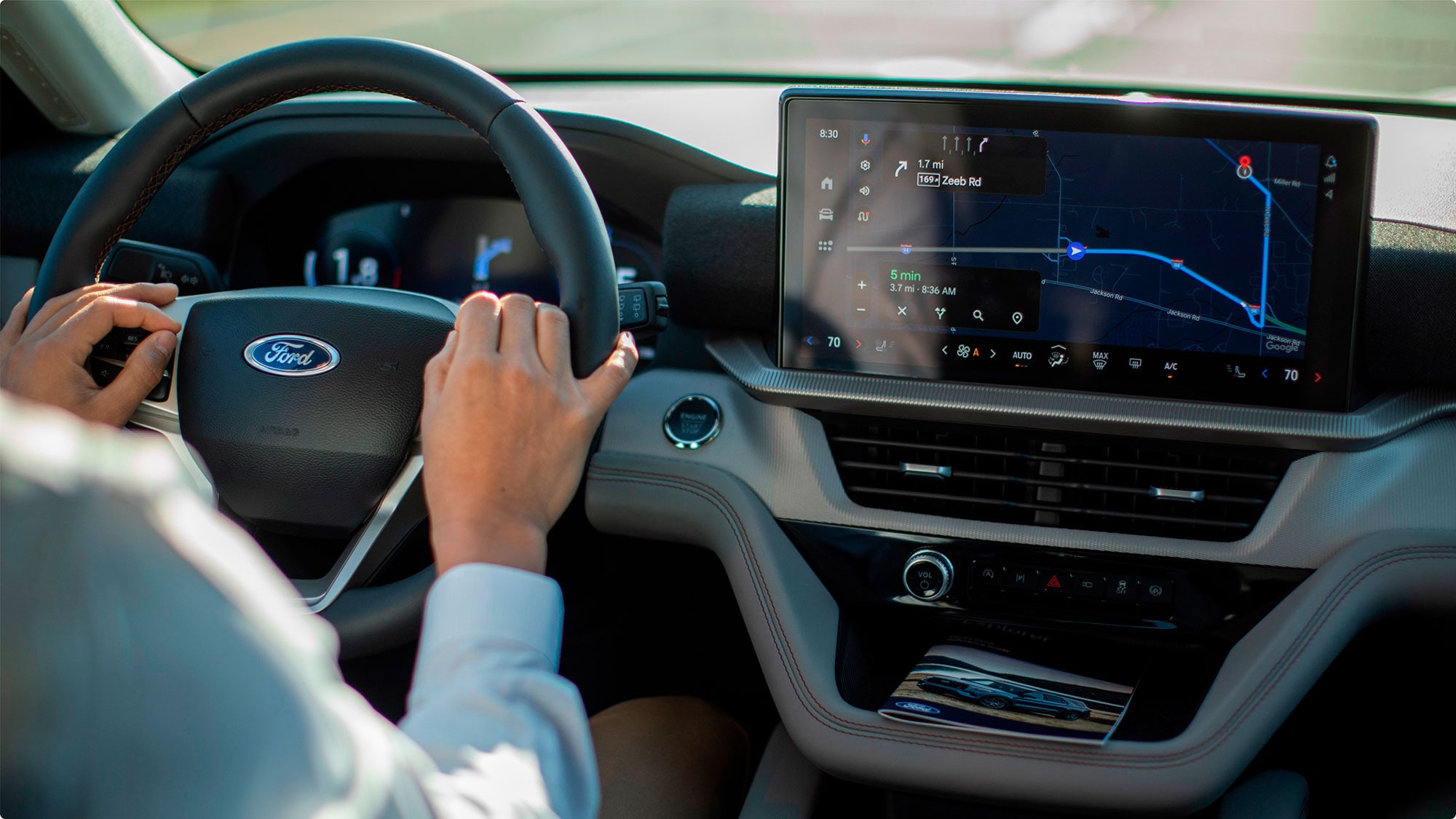 Volante y pantalla táctil de la Ford Explorer