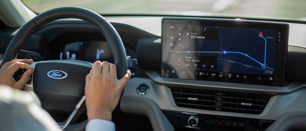 Volante y pantalla táctil de la Ford Explorer