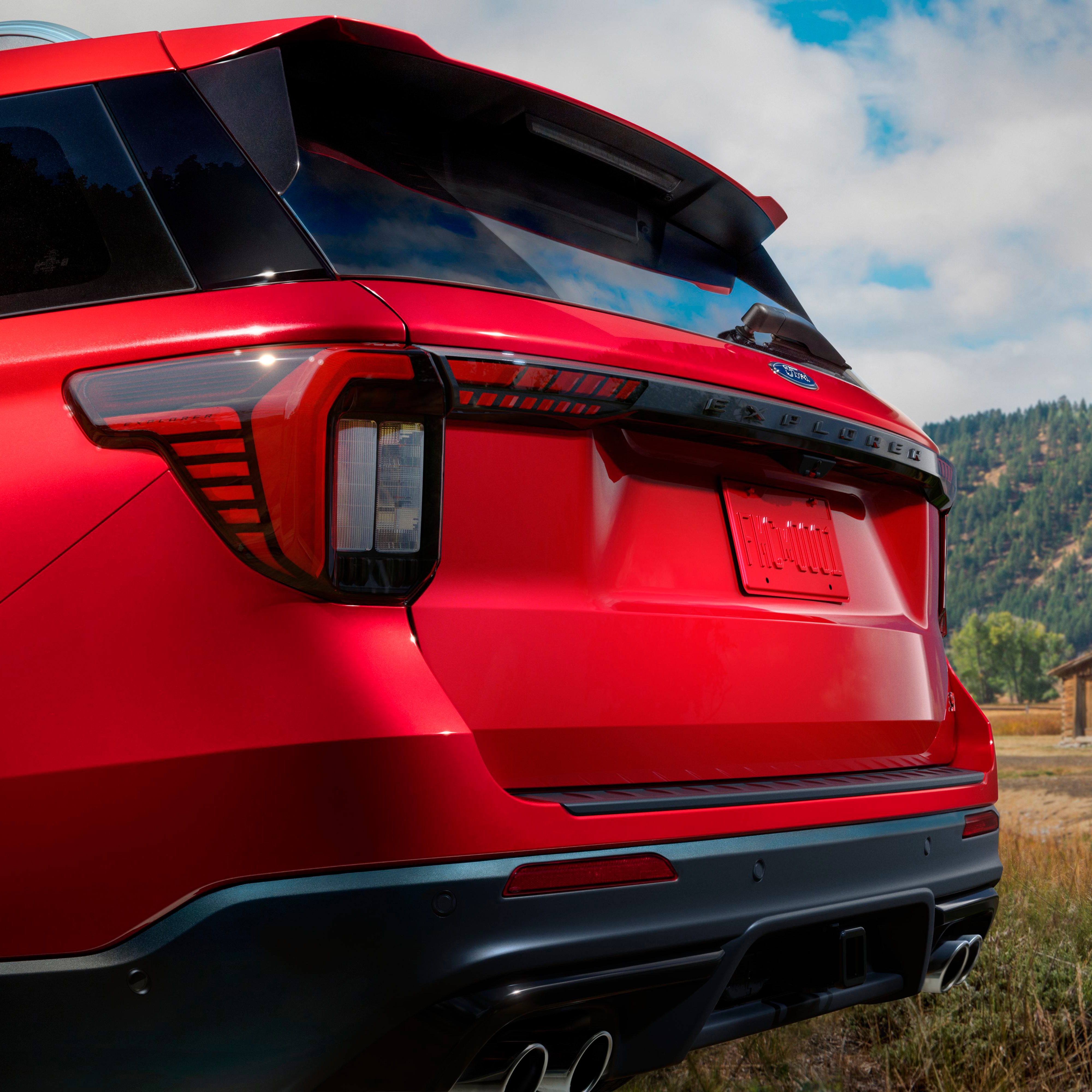 Parte posterior de Ford Explorer color rojo