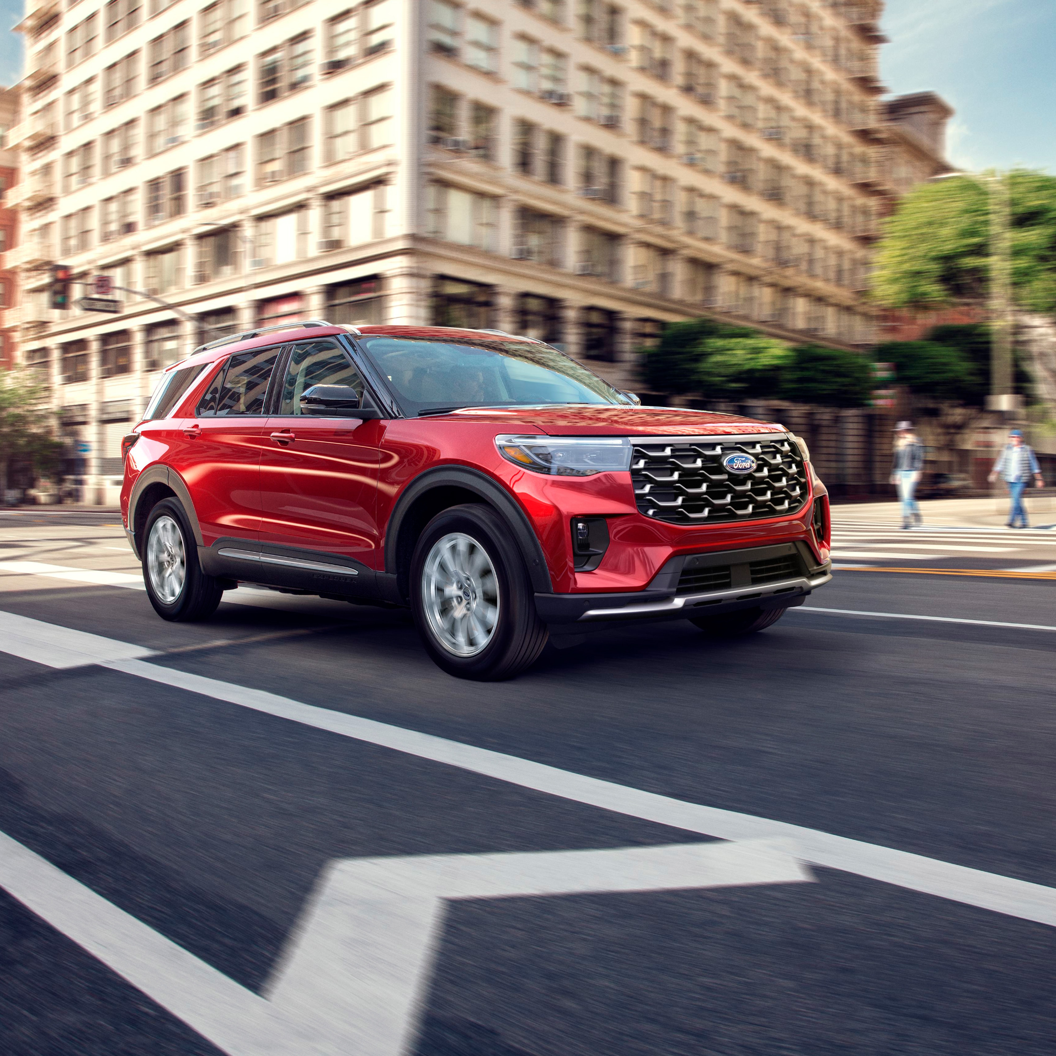 Ford Explorer roja en entorno urbano