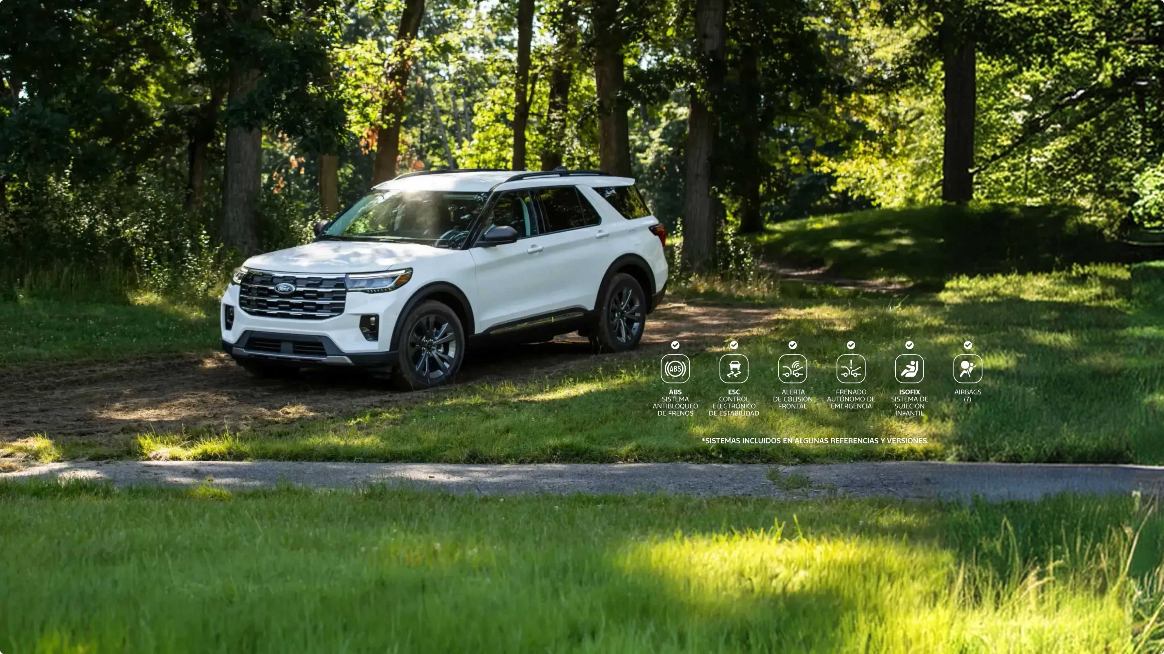 Ford Explorer Active de color blanco en entorno natural