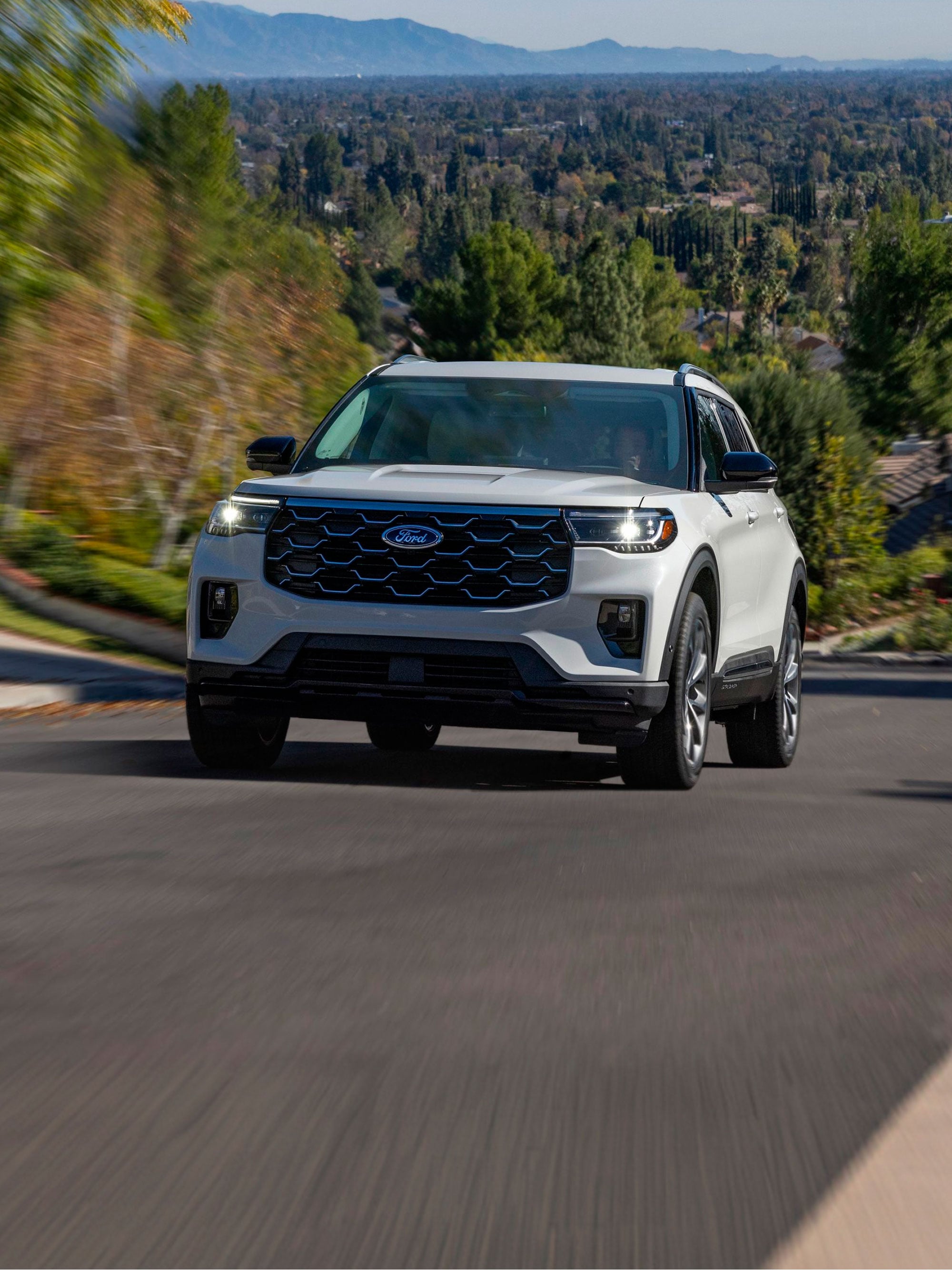 Ford Explorer color blanco en ruta