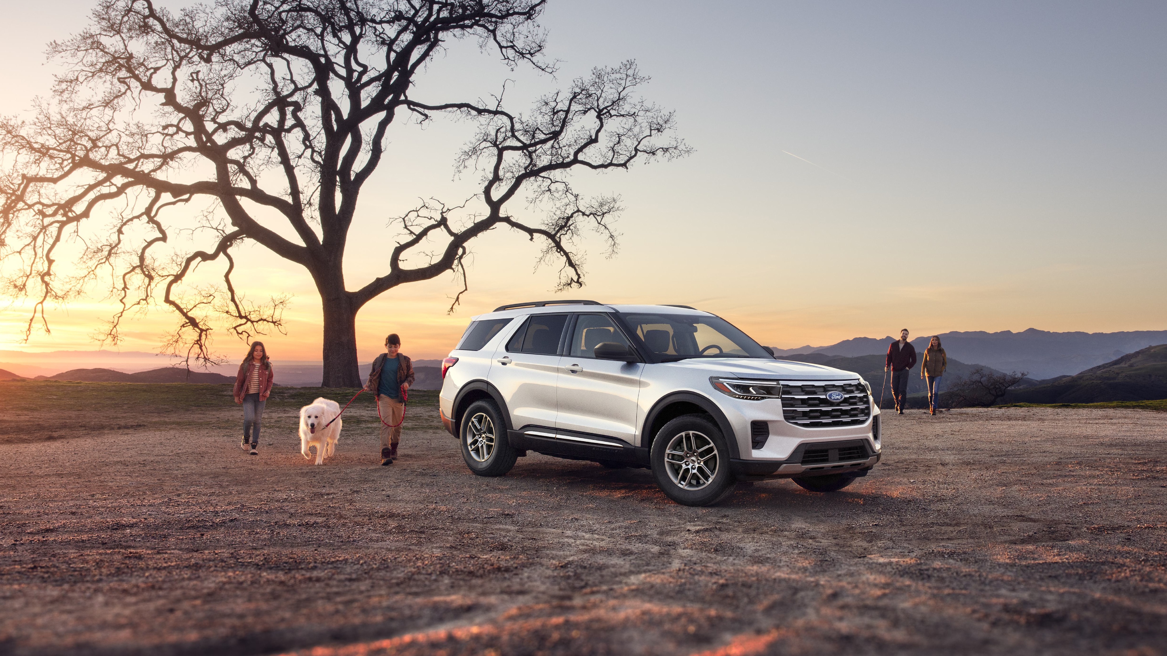 Ford Explorer color blanco en entorno natural