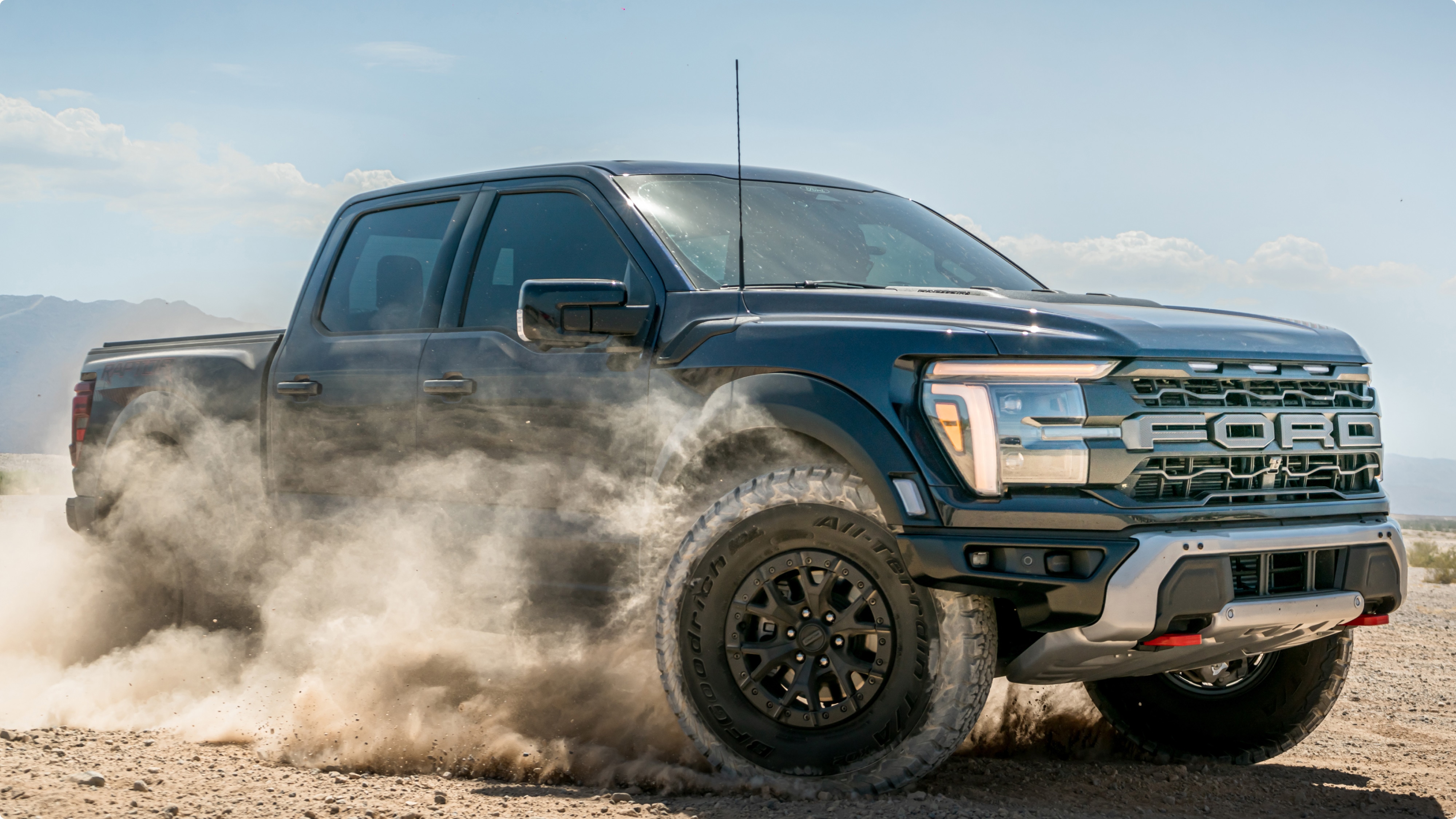 Ford F-150 Raptor en conducción off-road sobre terreno polvoriento