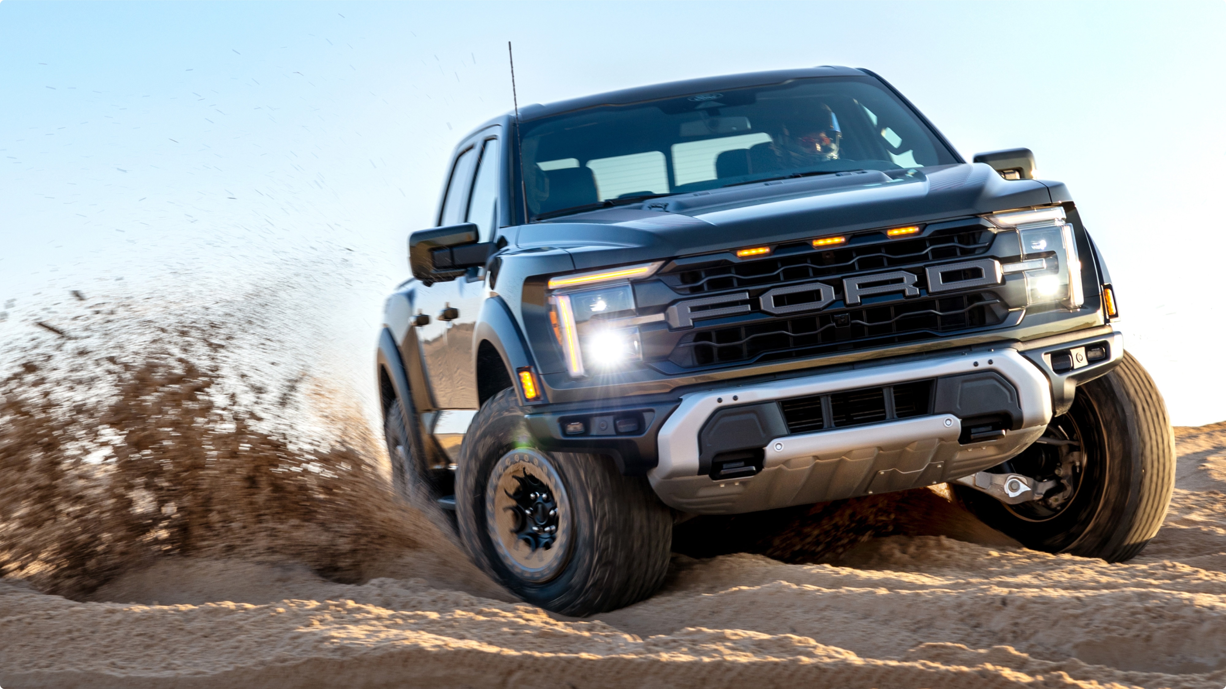 Vista frontal imponente de la Ford F-150 Raptor