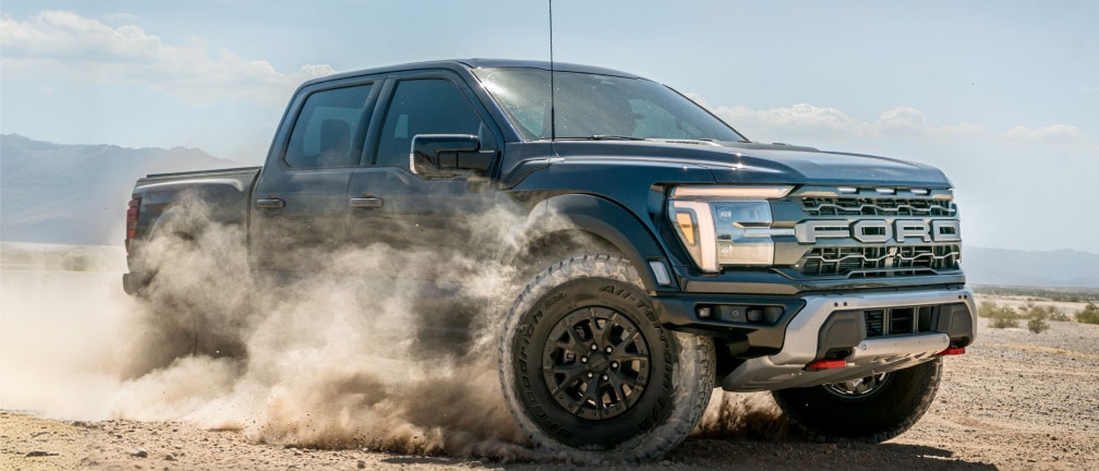 Ford F-150 Raptor en conducción off-road sobre terreno polvoriento