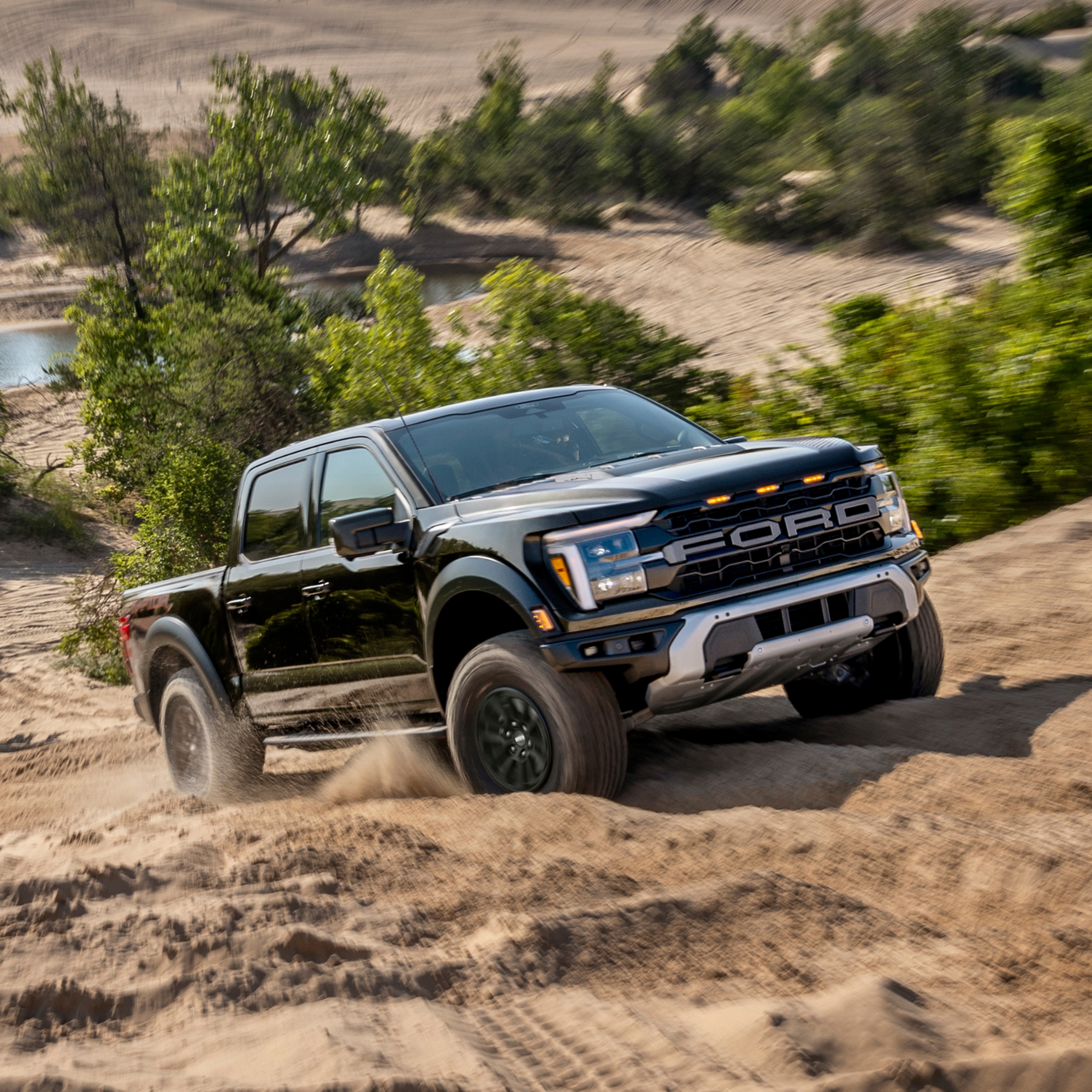 F-150 Raptor durante conducción en terreno complicado