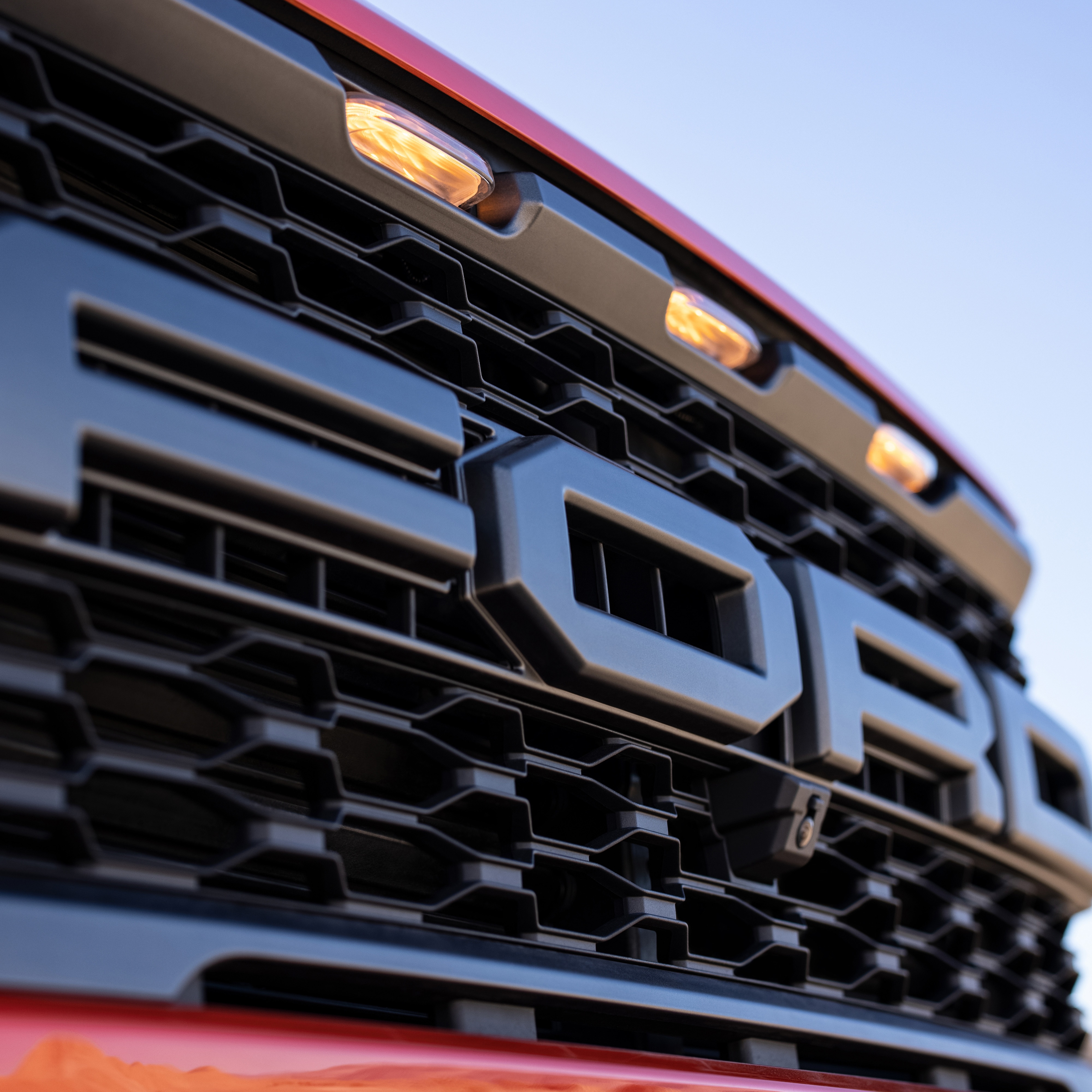 Letras FORD en la parrilla negra de la F-150 Raptor