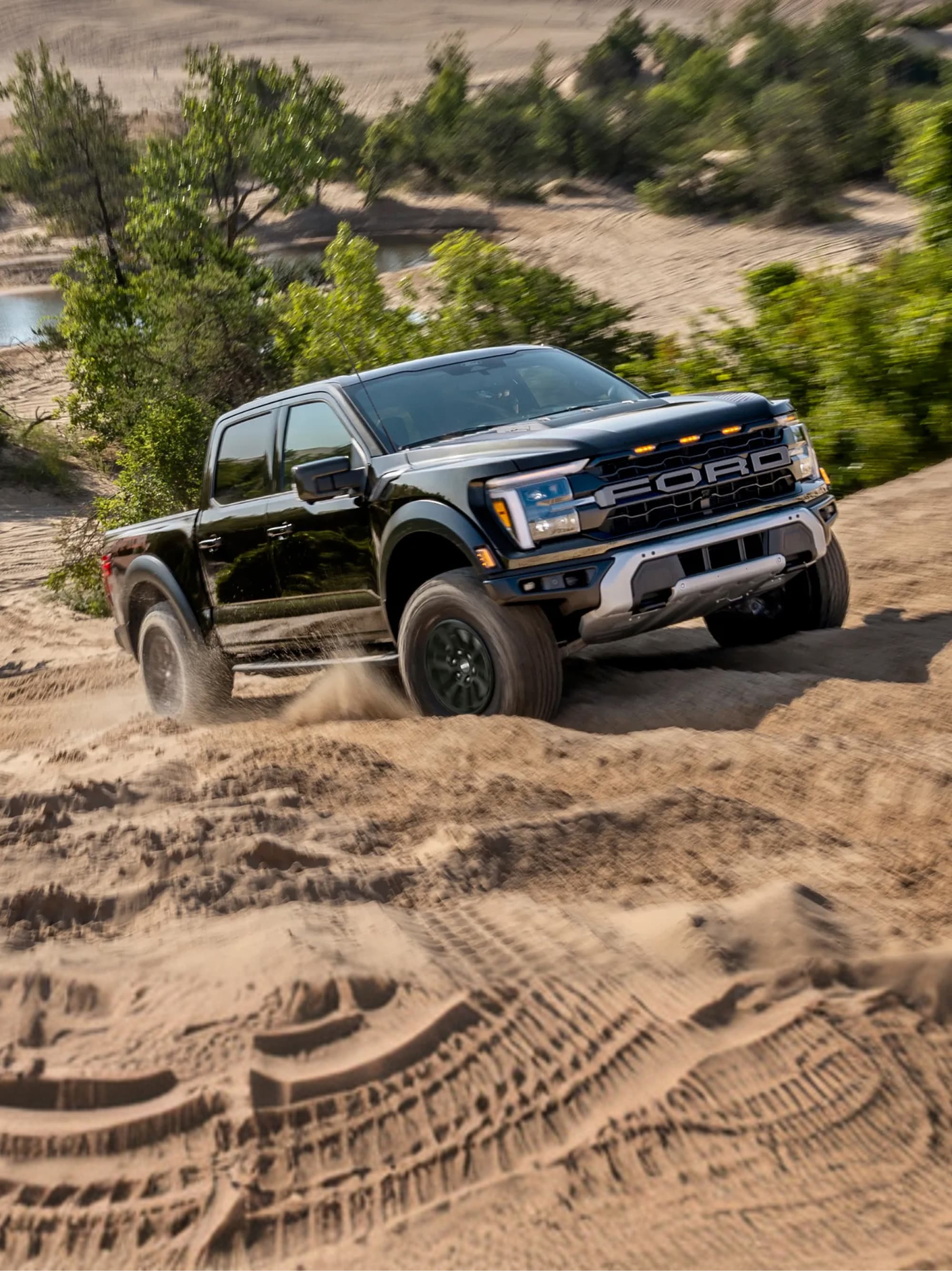 Ford F-150 Raptor vista lateral para comparativa de especificaciones