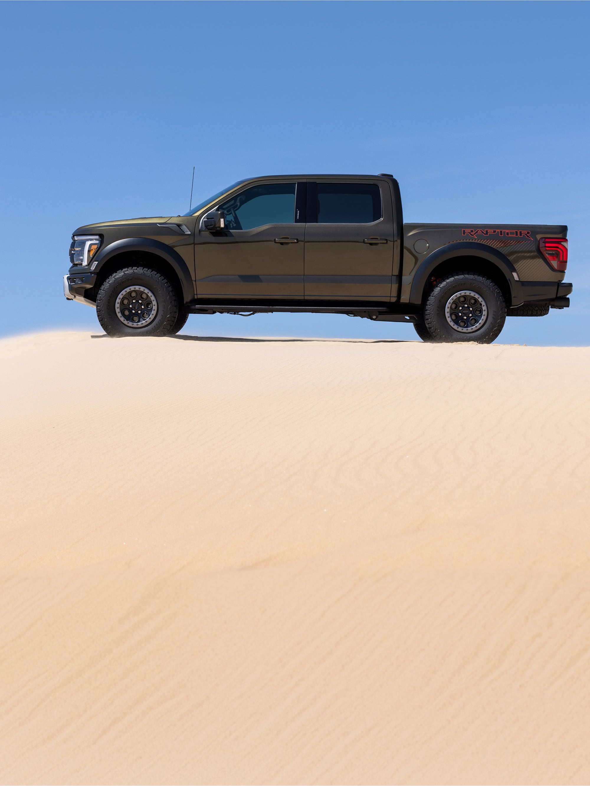 F-150 Raptor sobre duna de arena