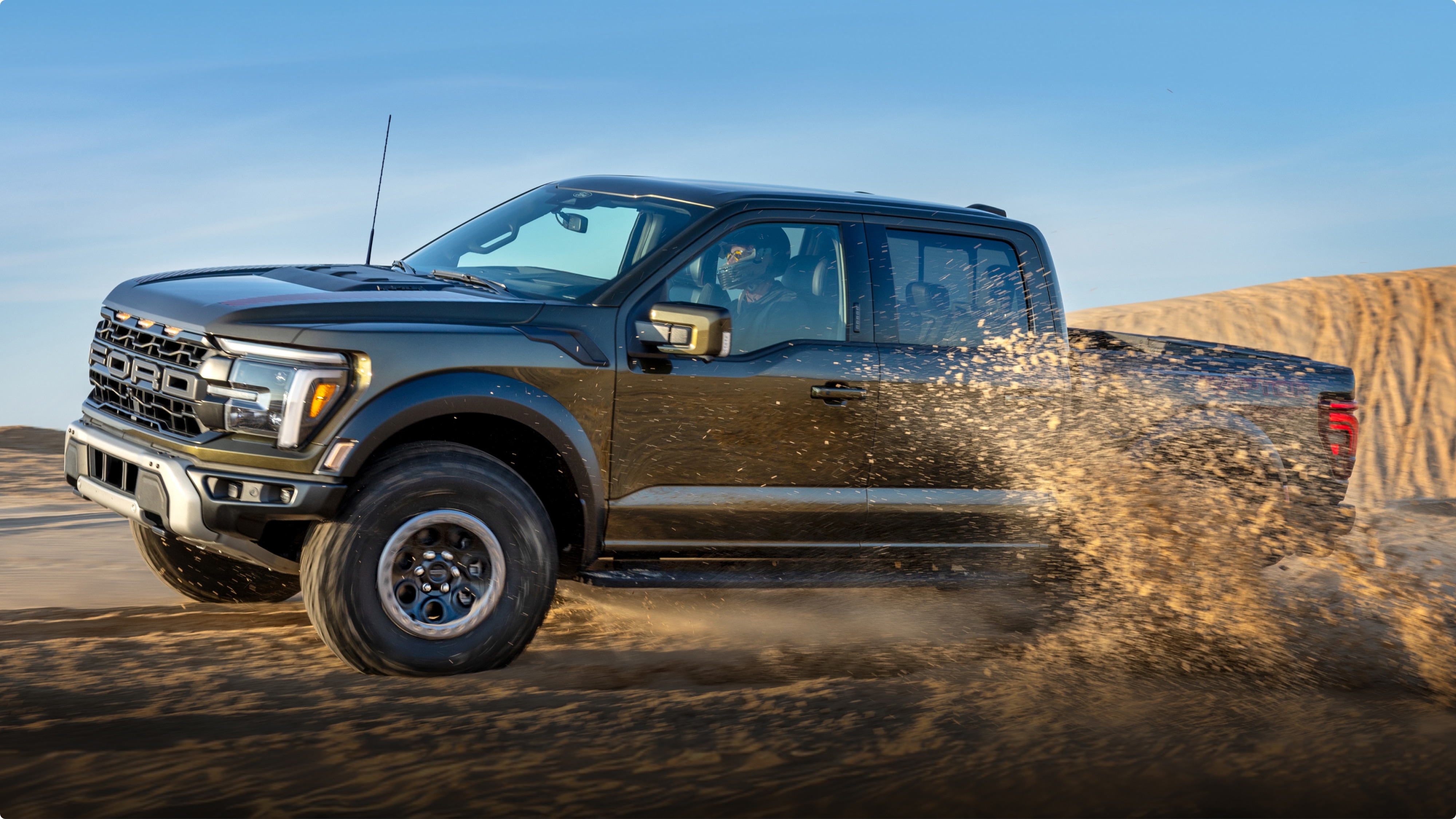 Ford F-150 Raptor en conducción off-road sobre terreno polvoriento