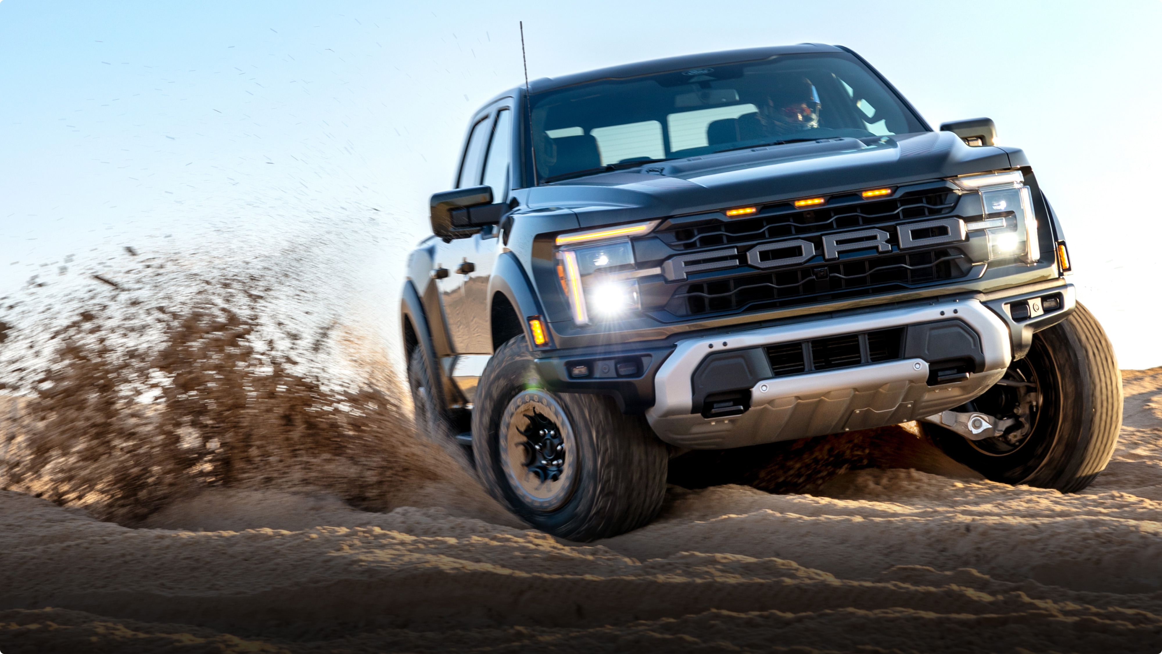 Pick-up F-150 Raptor dominando terreno off-road vista frontal imponente