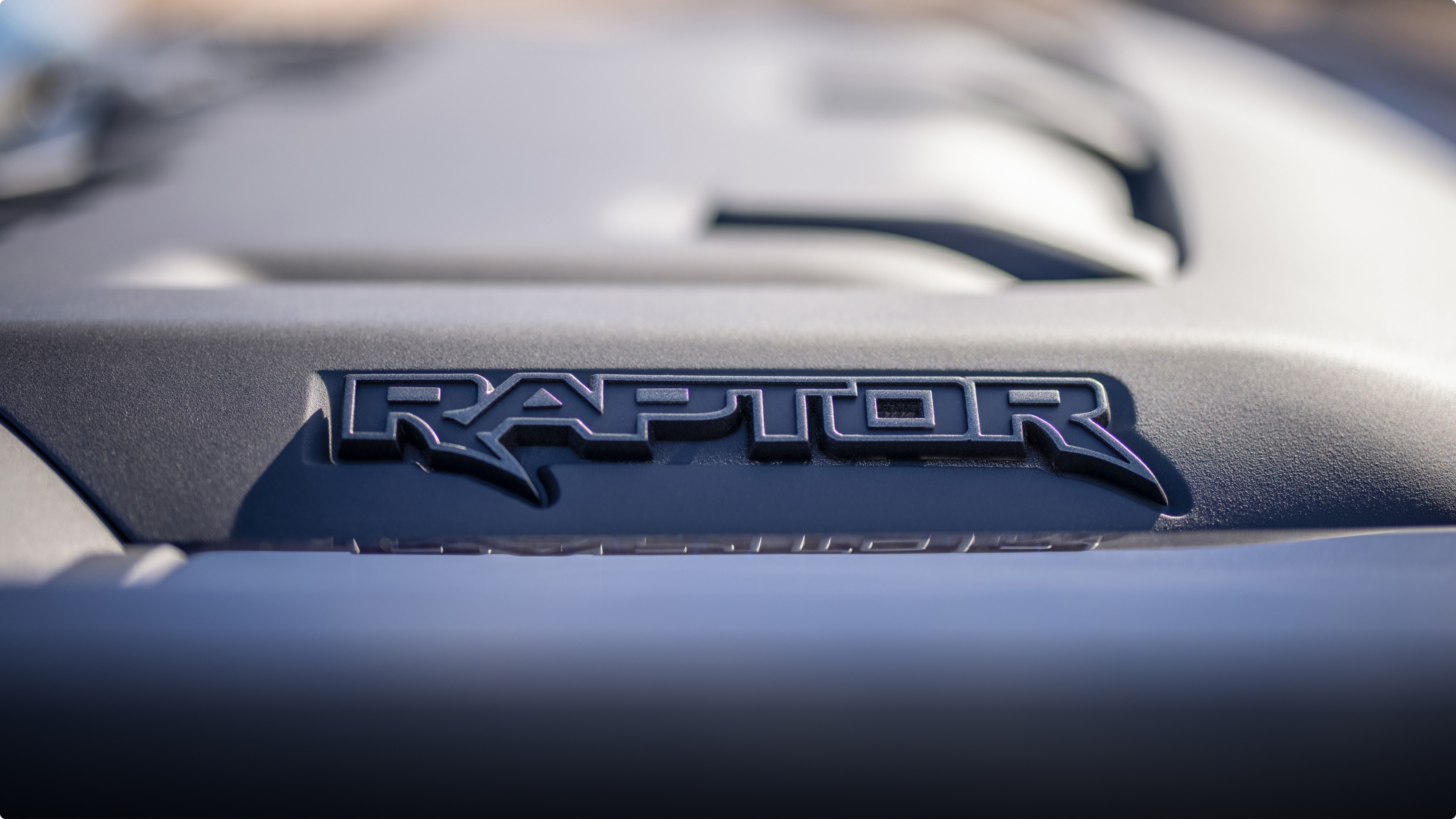 Detalle de insignia exterior de la Ford F-150 Raptor