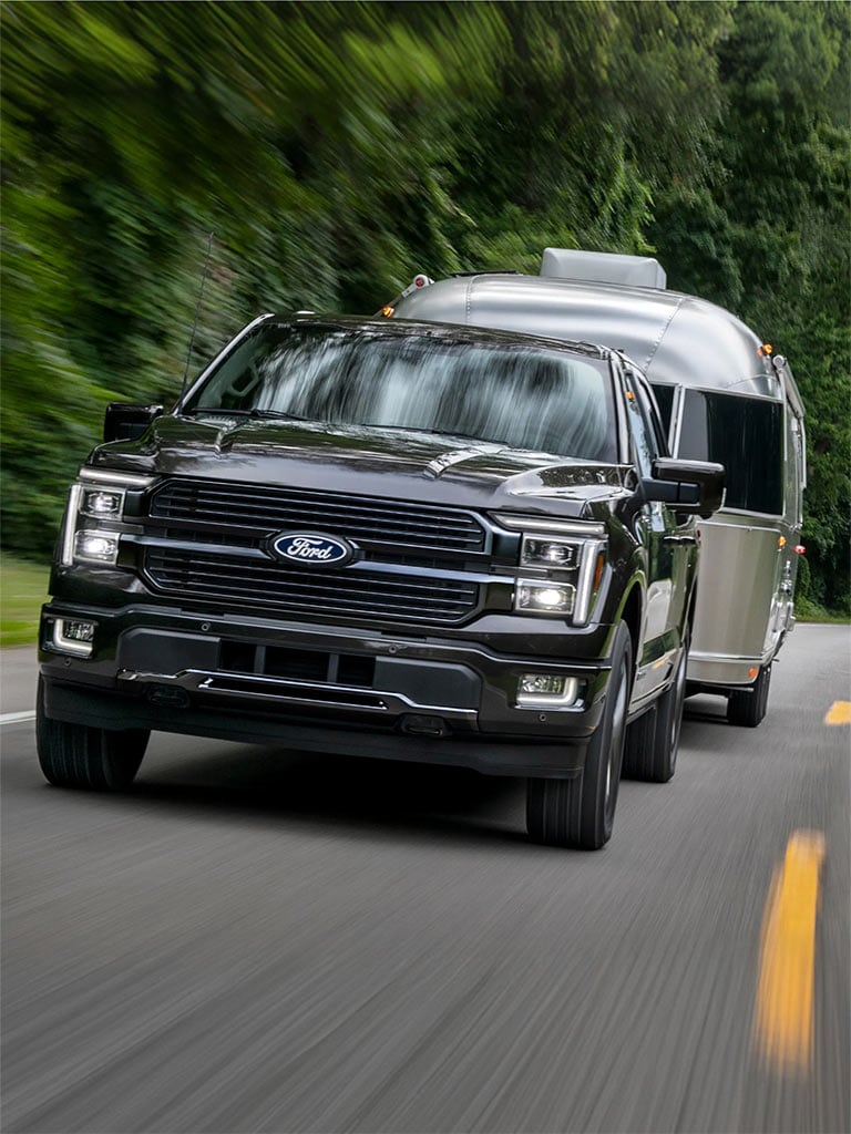 Ford F-150 remolcando un trailer