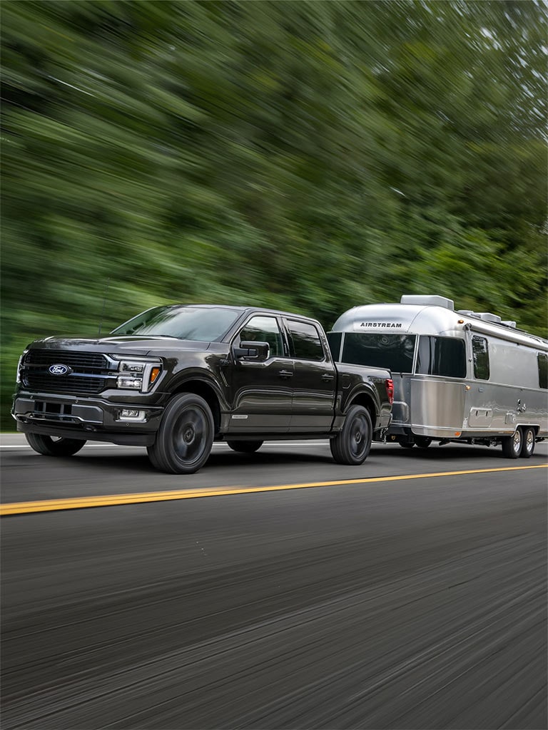 Ford F-150 remolcando un trailer