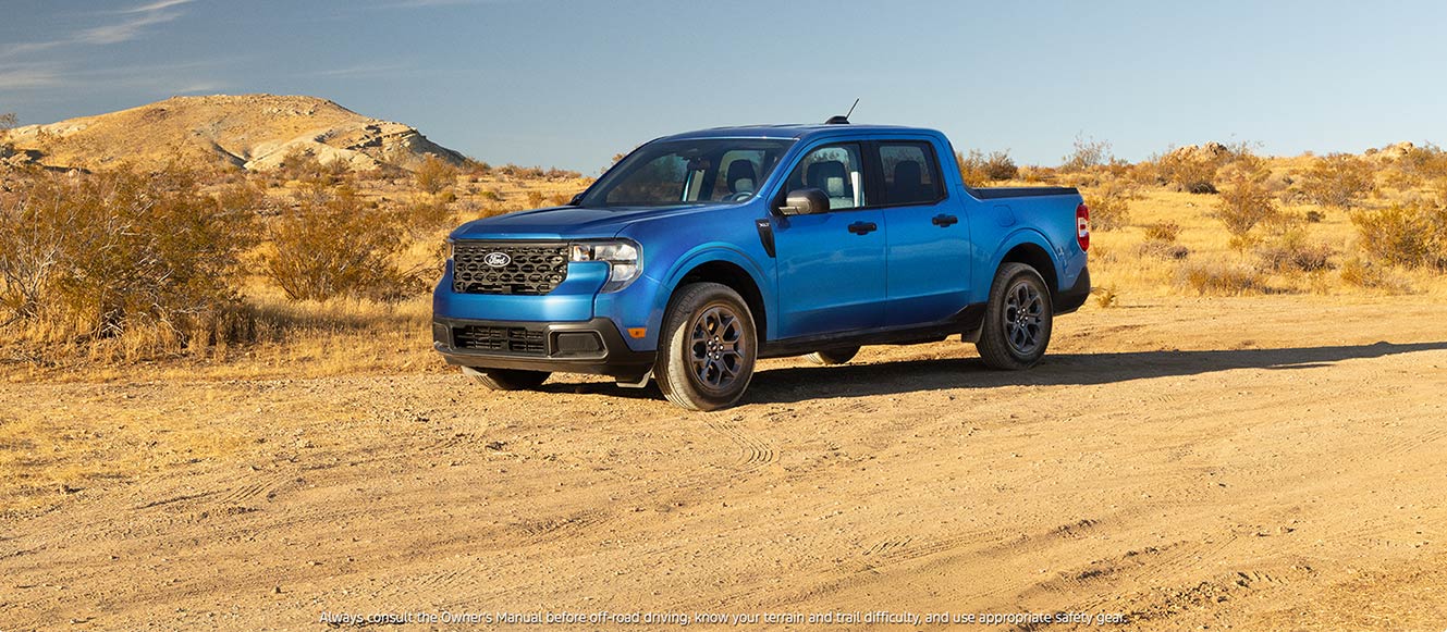 Maverick® azul estacionada en un paisaje desértico