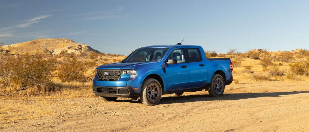 Maverick® azul estacionada en un paisaje desértico