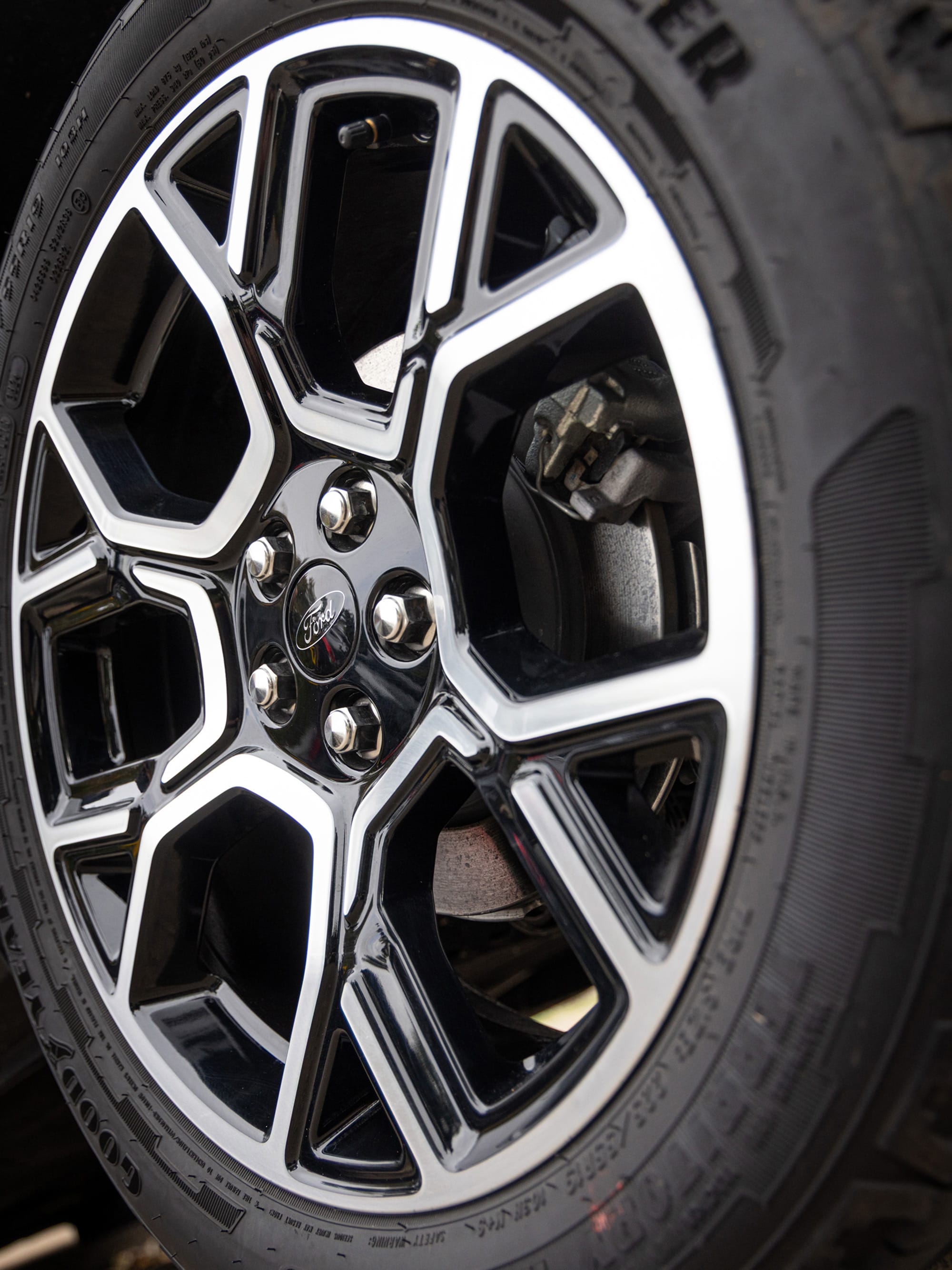 Ford Maverick con rines de 19 pulgadas de alto impacto