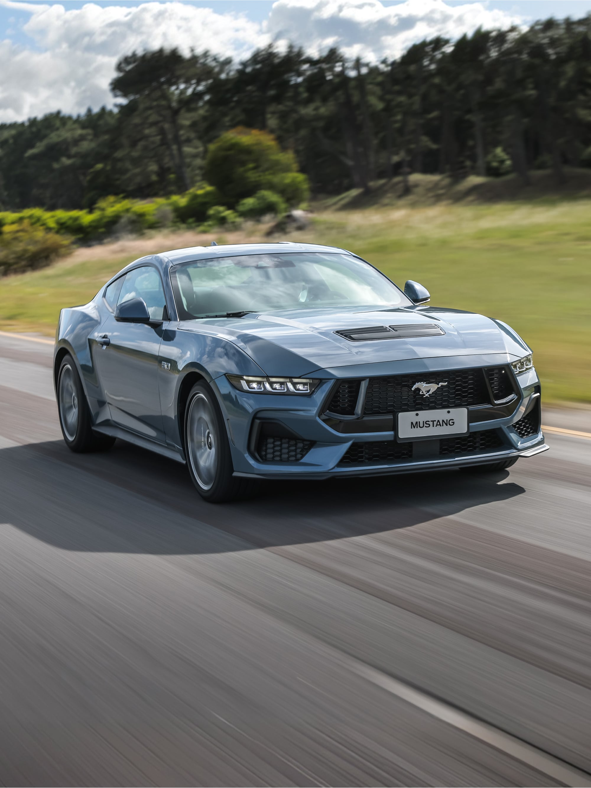 Ford Mustang GT Premium rodando en carretera