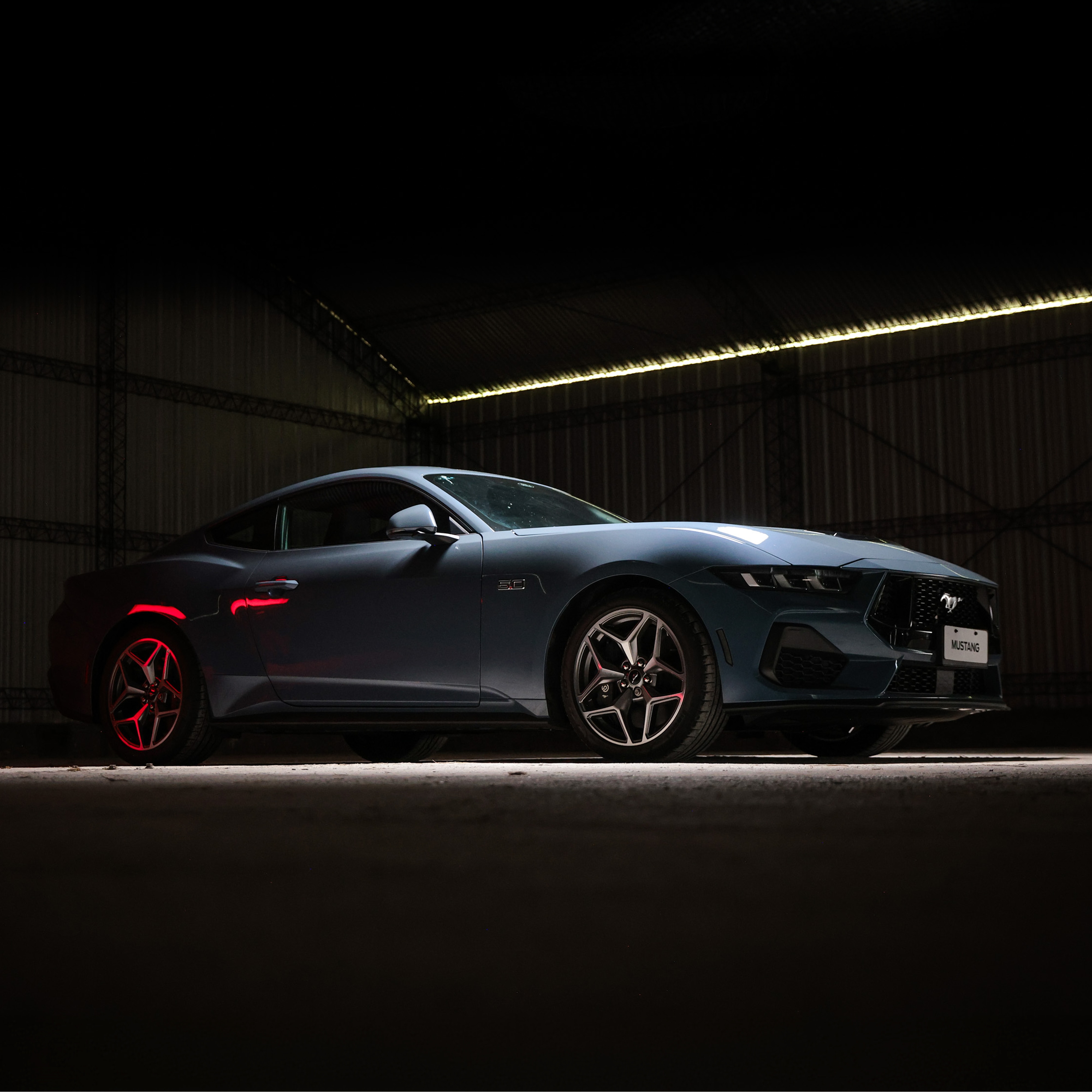 Ford Mustang GT Premium en vista lateral con detalle en llantas