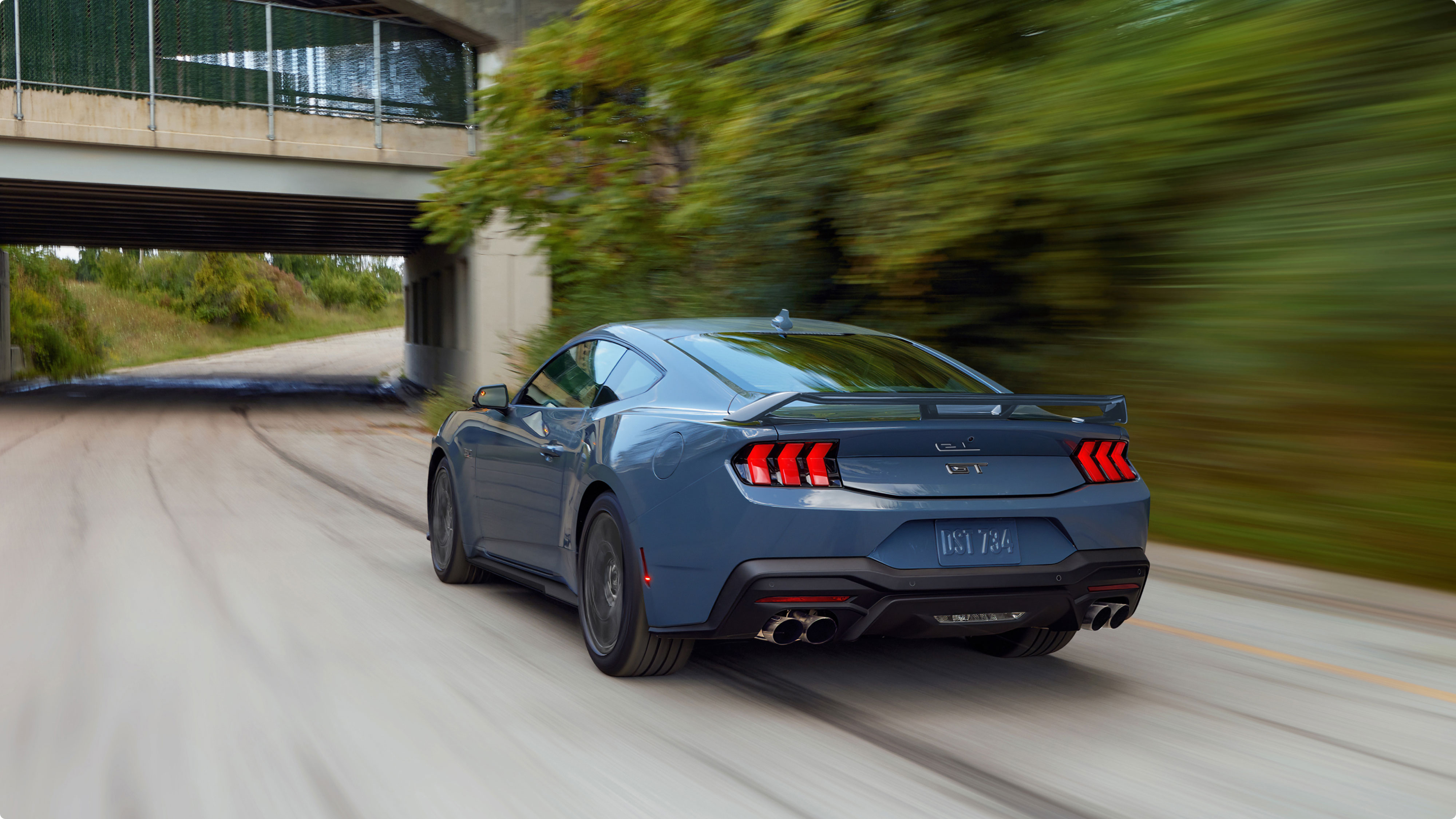 Ford Mustang GT Premium azul en movimiento