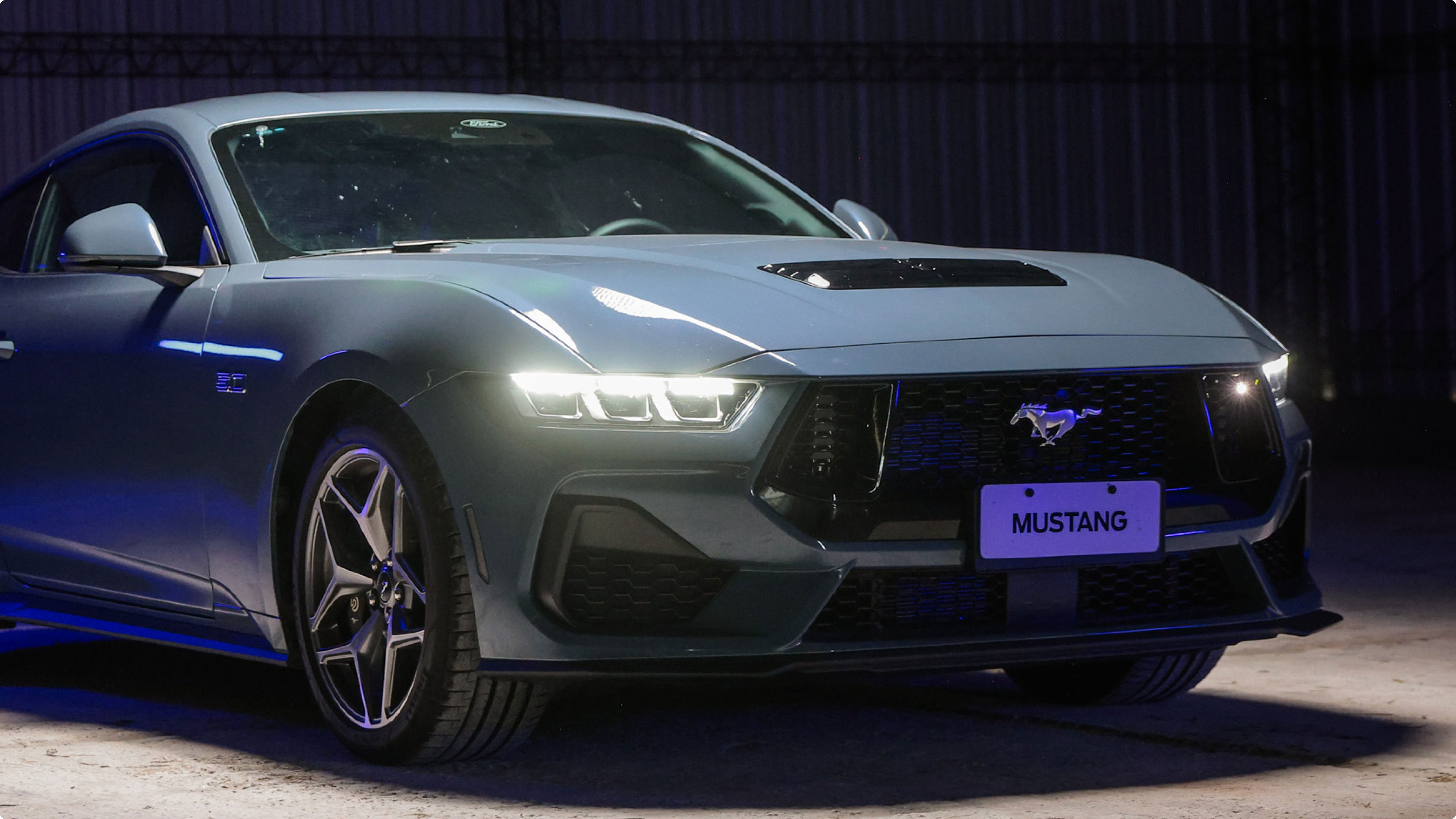Detalle frontal y luces led del Ford Mustang GT Premium 
